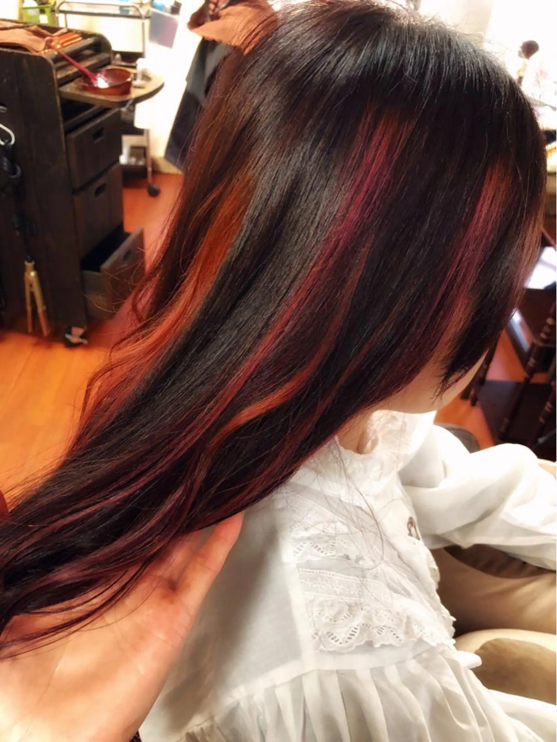 ロング カラー ハイライトカラー メッシュ ピンクカラー ハイライト 是枝 さくらのヘアスタイル