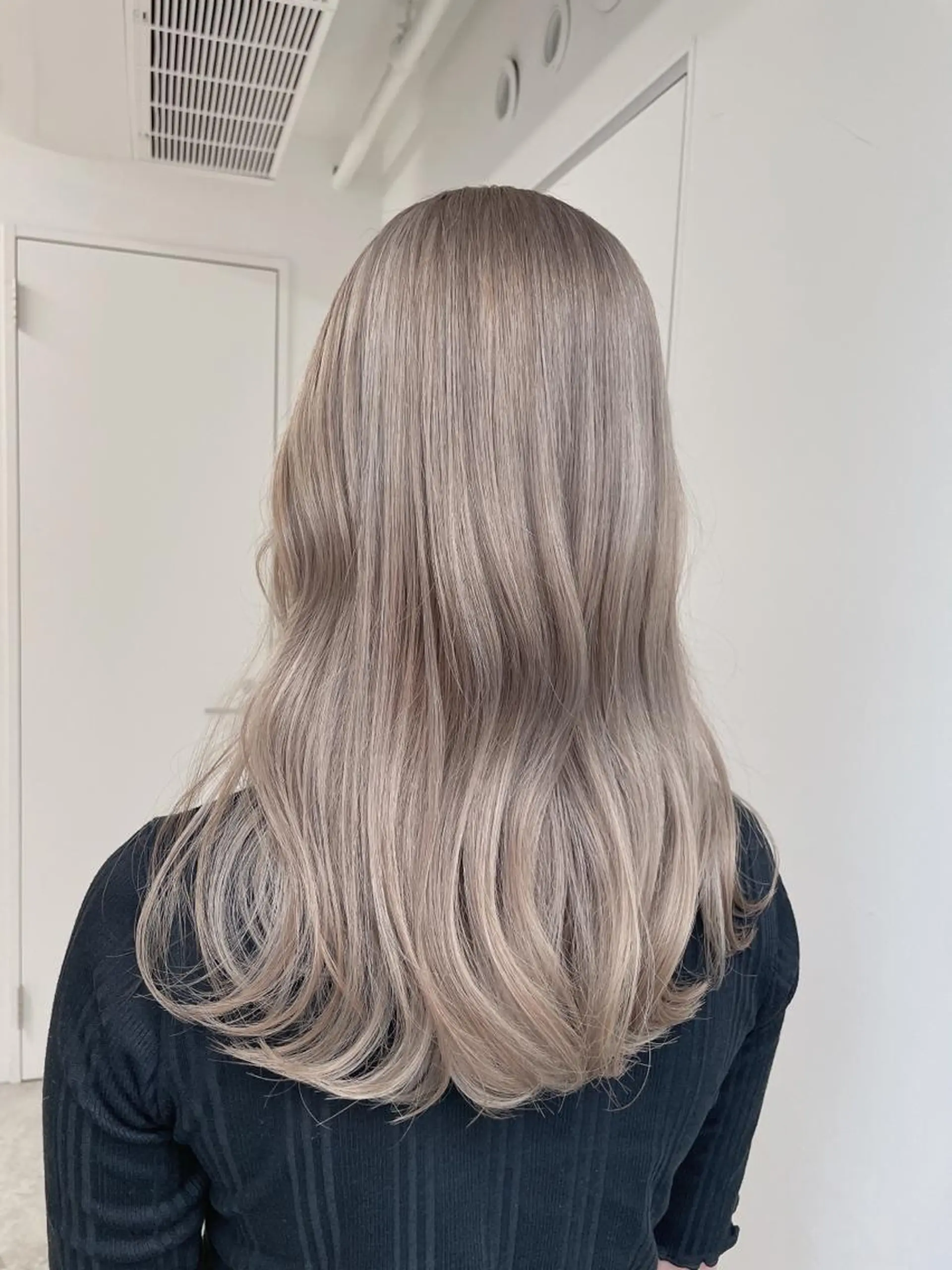 セミロング カラー ヘアアレンジ ネイル マツエク・マツパ ベージュカラー ブリーチ 透明感カラー グレージュ ハイトーンカラー ヘアカラー トリートメント ヘッドスパ ヘアセット ベージュグレージュ 💕しゅーじ💕のヘアスタイル