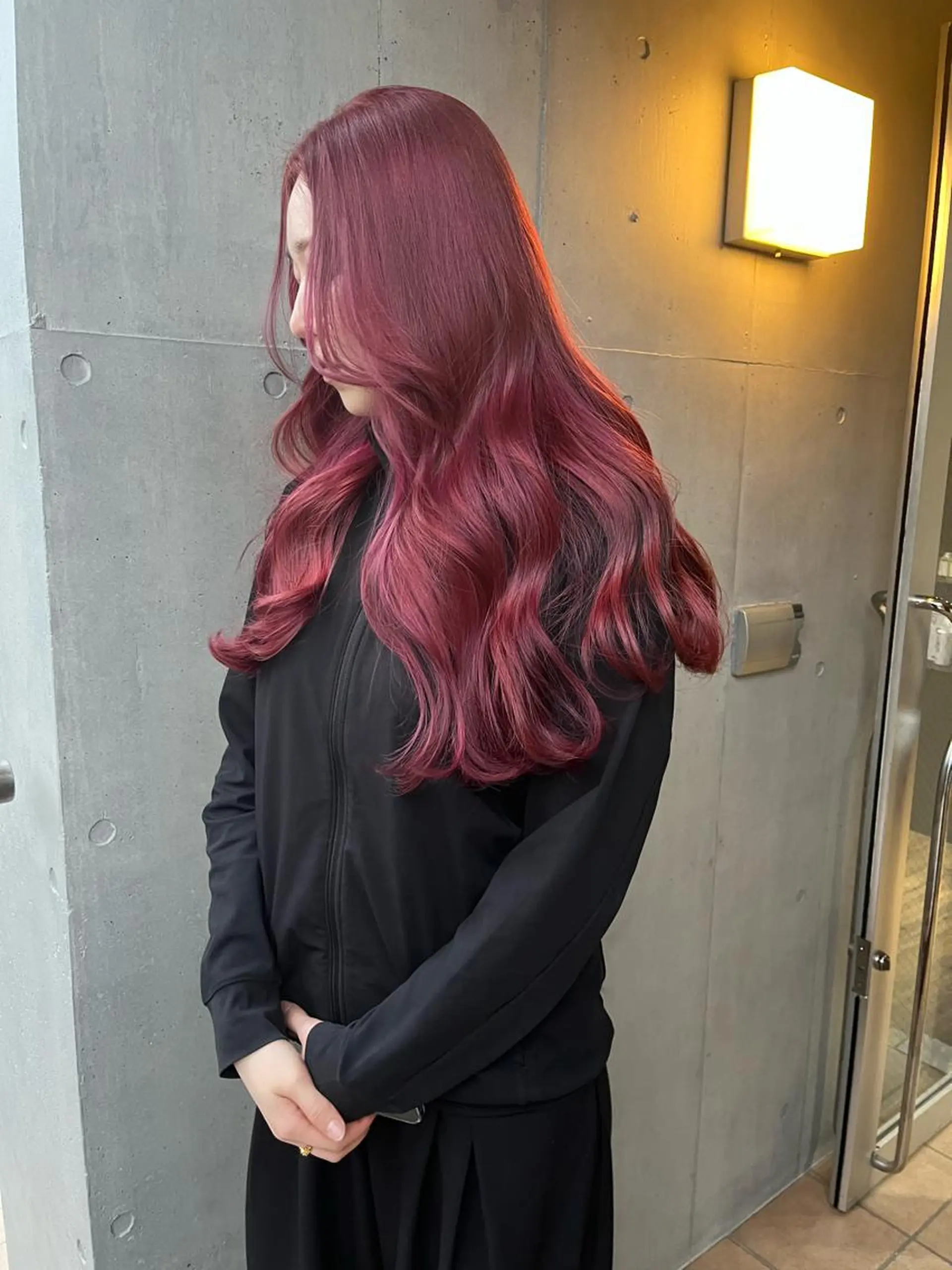 ロング カラー カシス レッドカラー カット ヘアカラー トリートメント ミルクティーベージュ ブリーチ　店長　清水のヘアスタイル