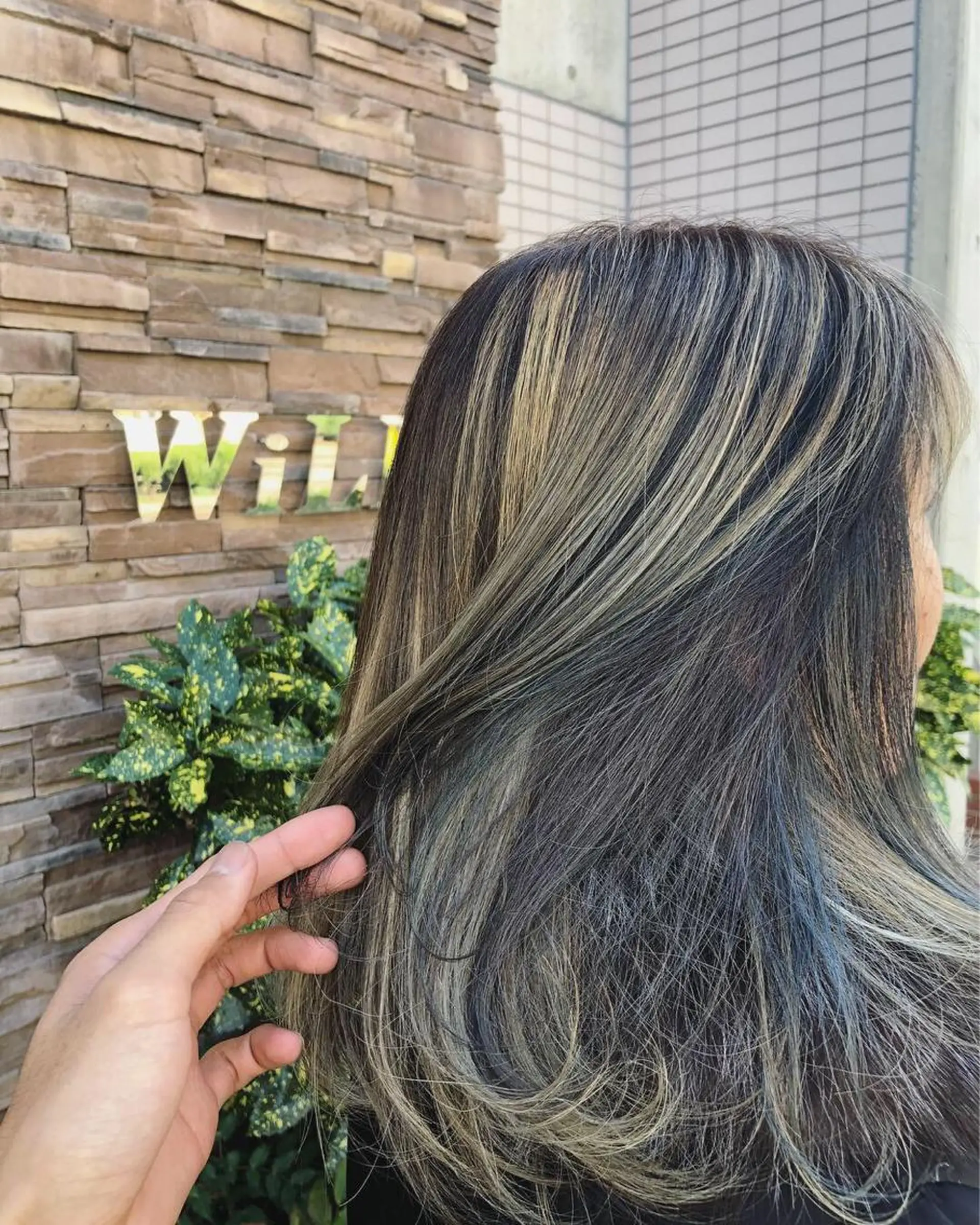 セミロング カラー かきあげバング 本間 隼人のヘアスタイル