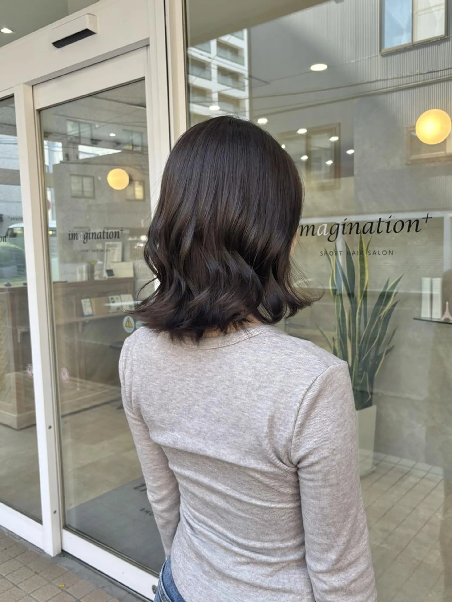 ミディアム カラー ブリーチ 透明感カラー グレージュ ブリーチなしカラー 外ハネヘア ヘアカラー トリートメント 韓国ヘアケアブリーチ 莉奈のヘアスタイル