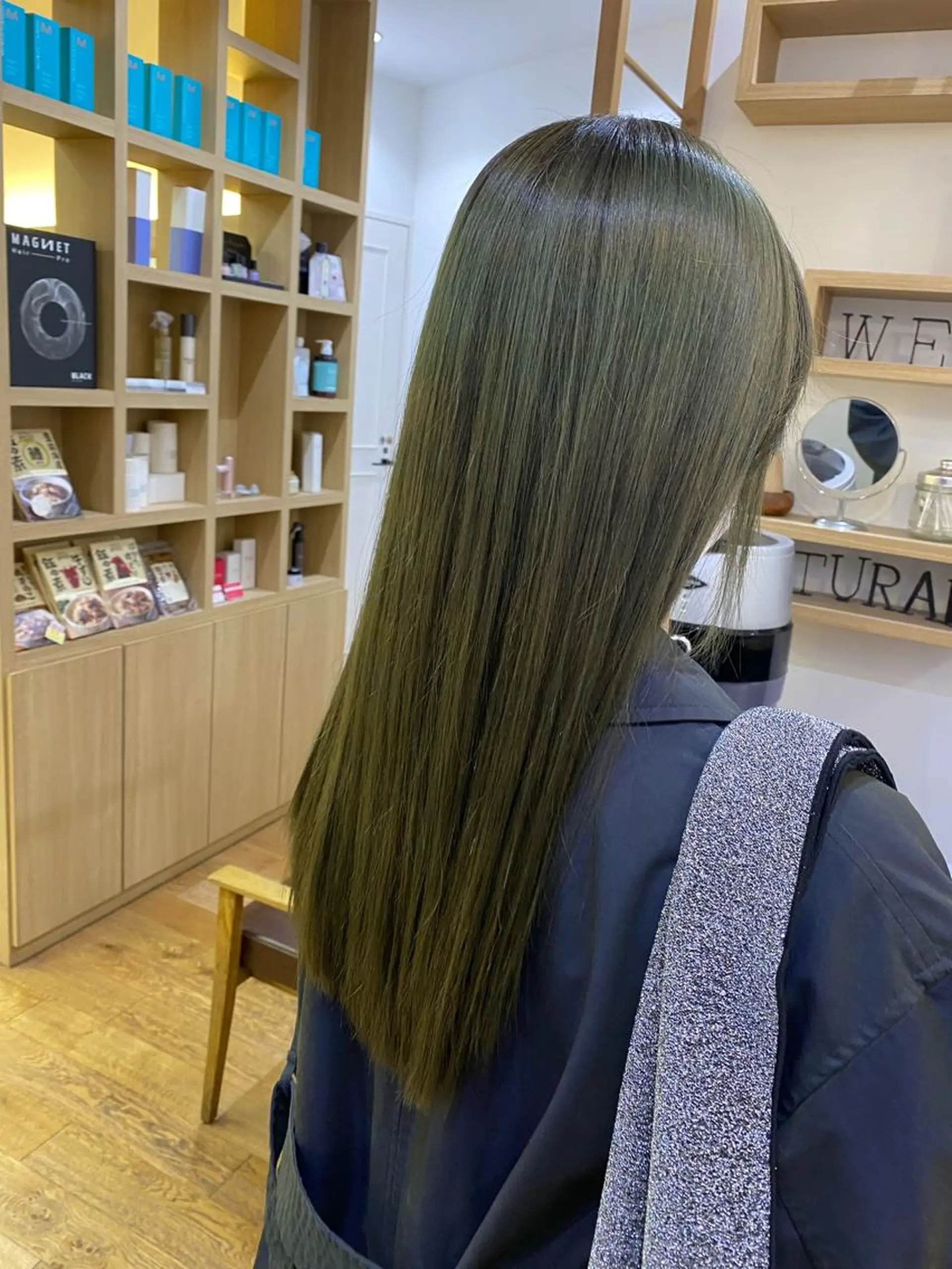 ロング カラー ブリーチ グレージュ オリーブグレージュ オリーブグレー トリートメント 韓国ヘア sasugaのヘアスタイル