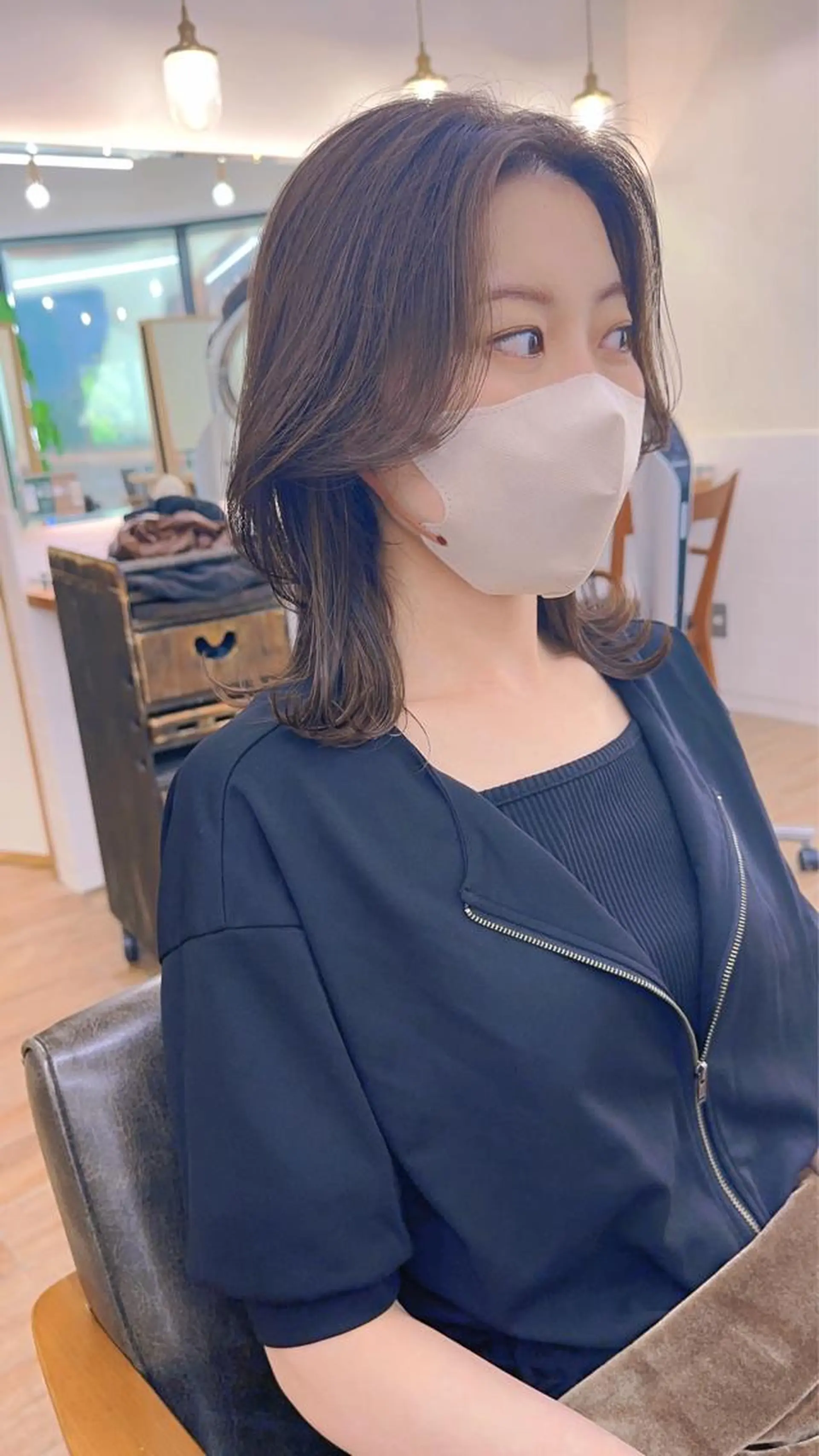 ミディアム カラー パーマ ヘアアレンジ メンズ キッズ ネイル マツエク・マツパ アイブロウ レイヤーカット／顔周 りカット/縮毛矯正のヘアスタイル