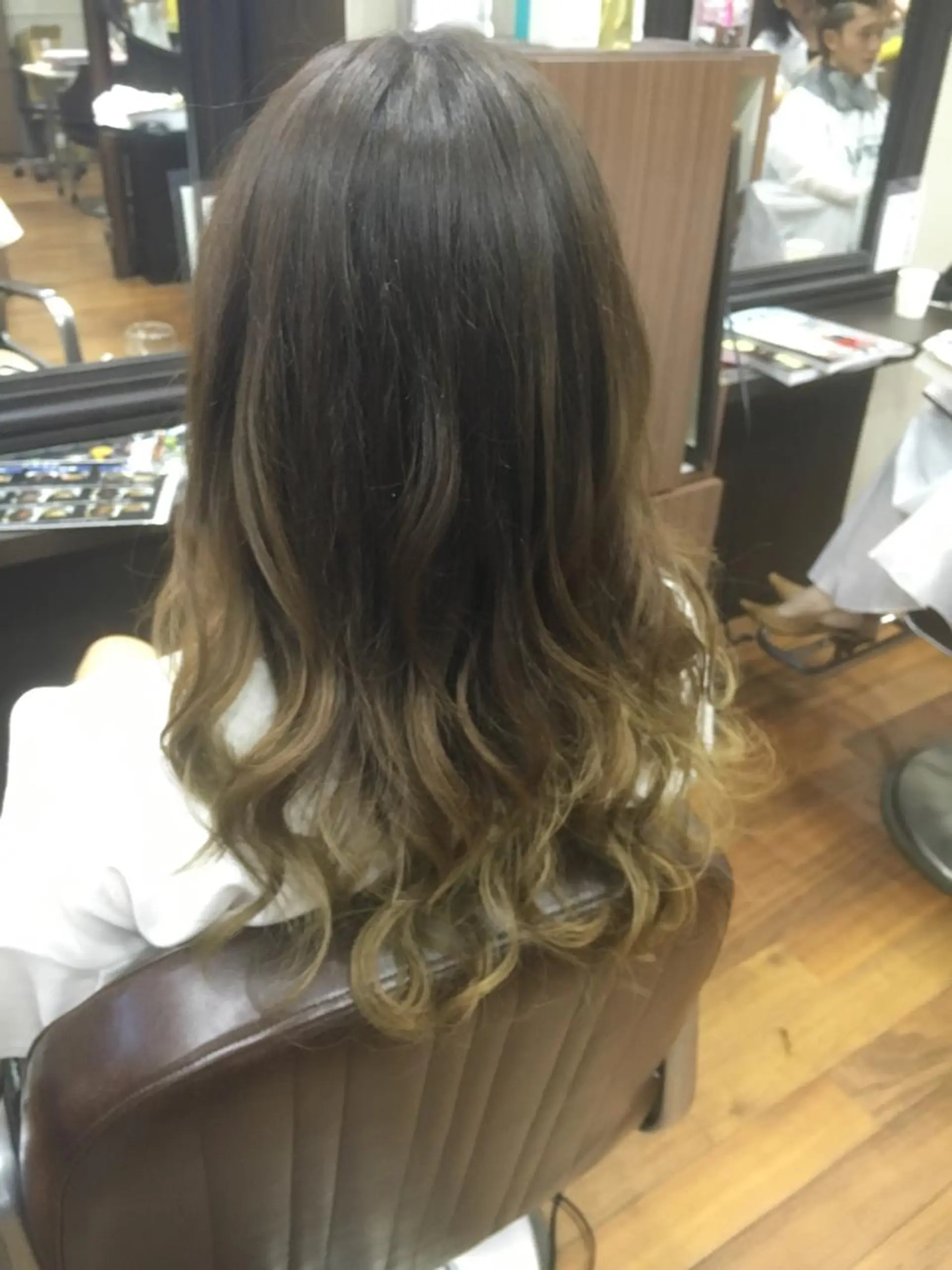 セミロング ロング カラー アッシュ ベージュカラー ブリーチ グラデーションカラー 東條 克義のヘアスタイル