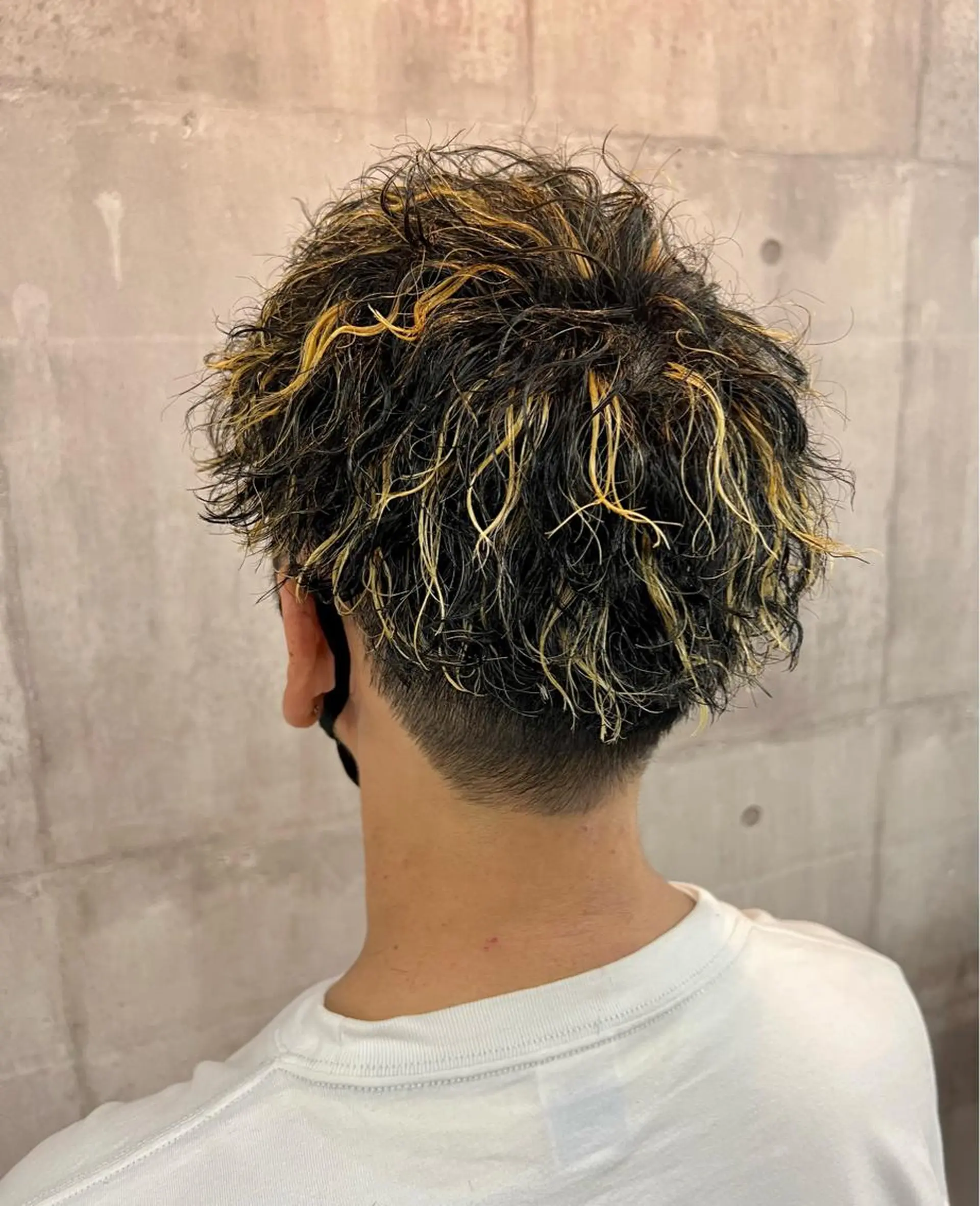 カラー パーマ メンズ メンズハイライト メンズパーマ メンズツイストパーマ ハイライトカラー ツイストパーマ 興津/韓国レイヤー ダブルカラー美髪縮毛のヘアスタイル