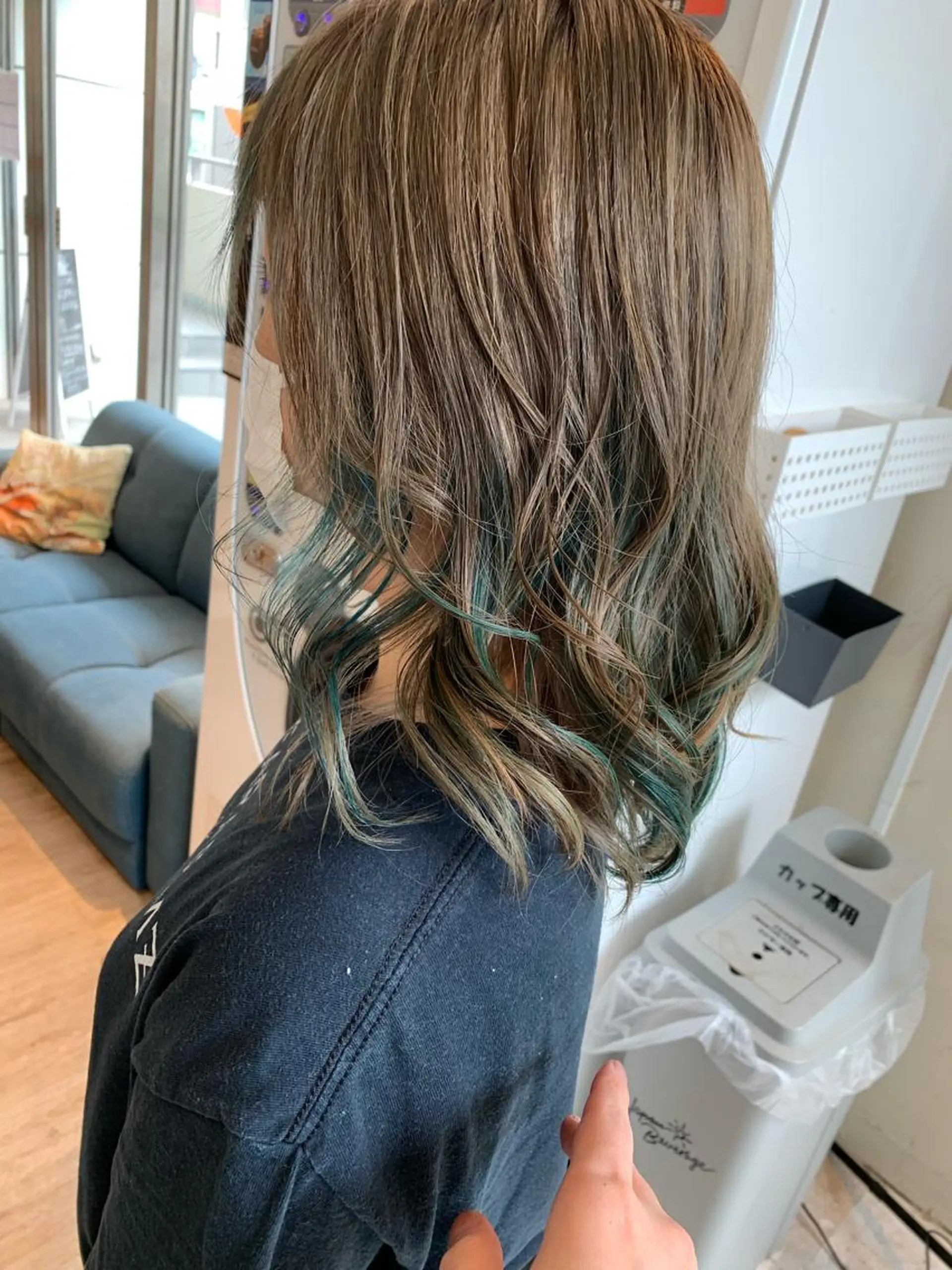 セミロング カラー パーマ 白髪ぼかしハイライト 柳川拓哉のヘアスタイル