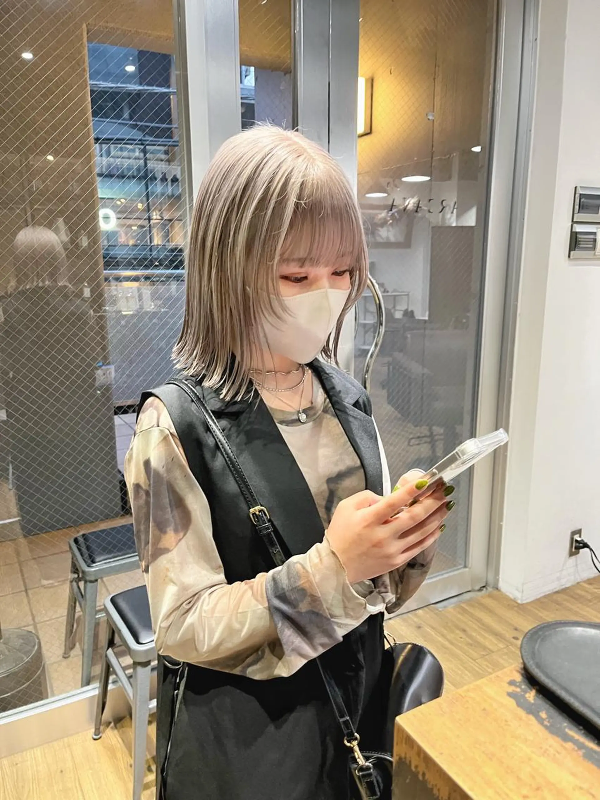 ショート カラー グレージュ 顔まわりレイヤー 顔周りカット レイヤーカット ミルクティーベージュ ブリーチ　店長　清水のヘアスタイル