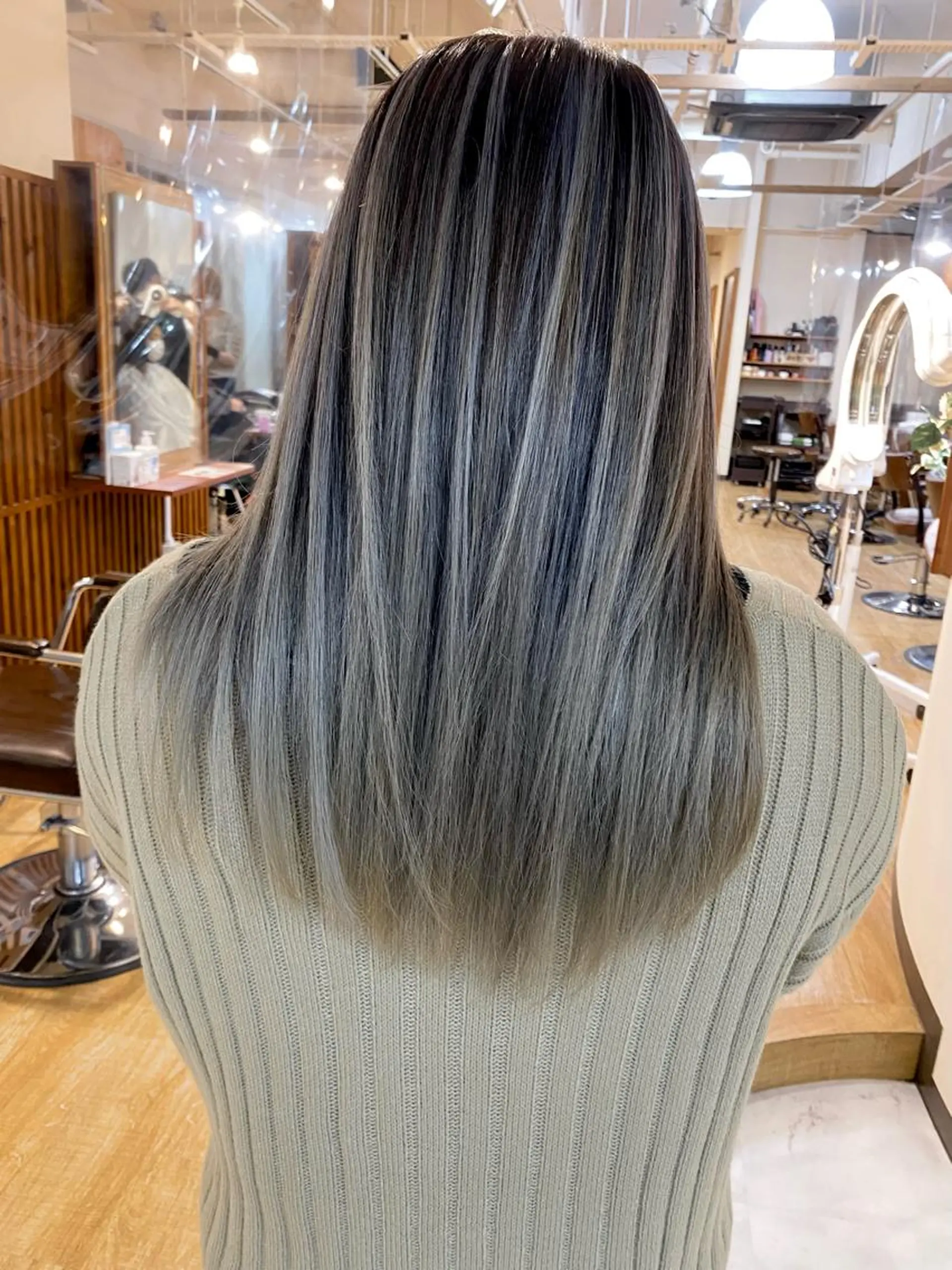 ロング カラー バレイヤージュ レイヤーカット 白髪ぼかし バレイヤージュ志鎌のヘアスタイル