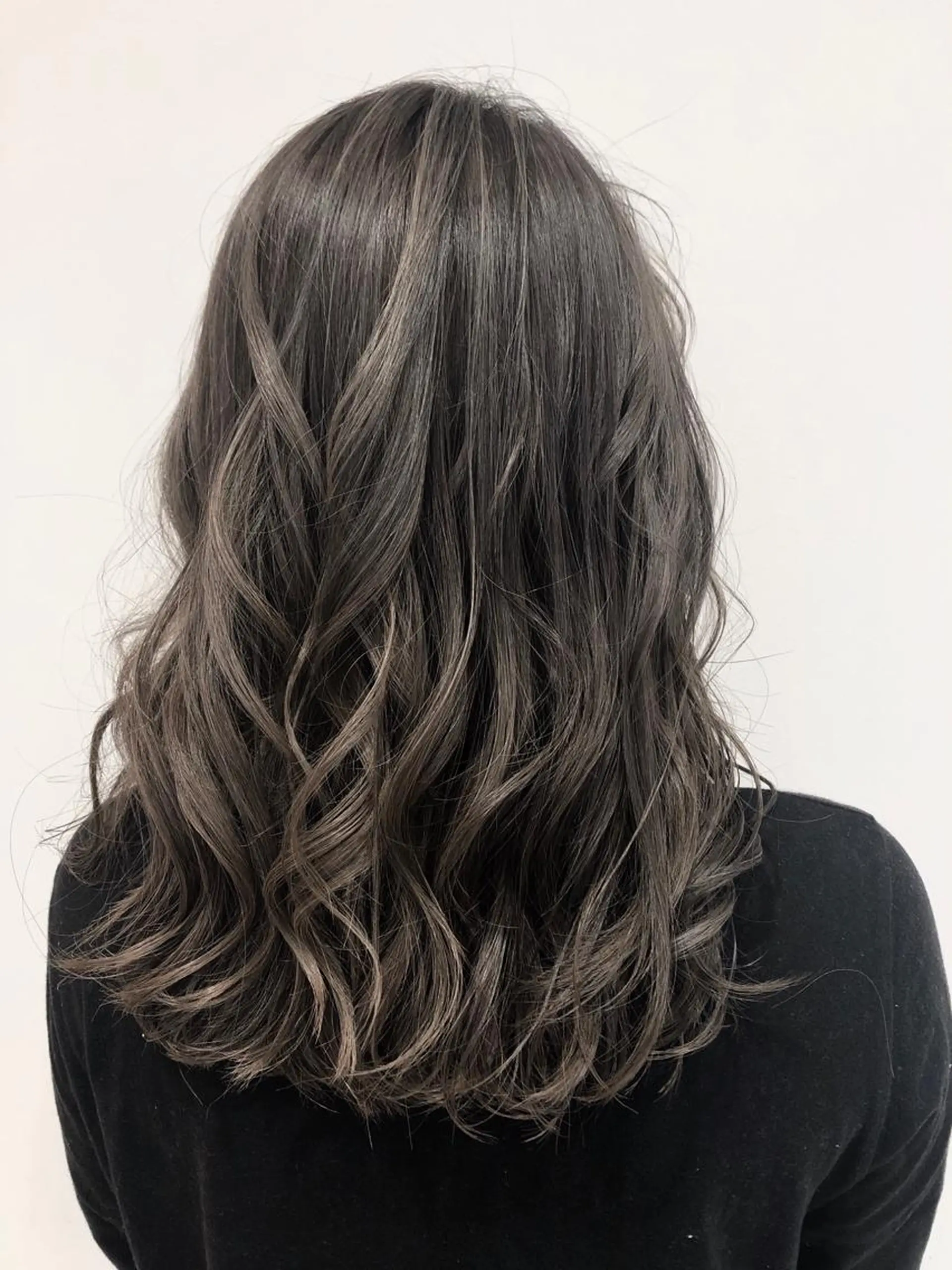 ミディアム アッシュ パープルカラー 外国人風カラー レイヤーカット 大久保 真希のヘアスタイル