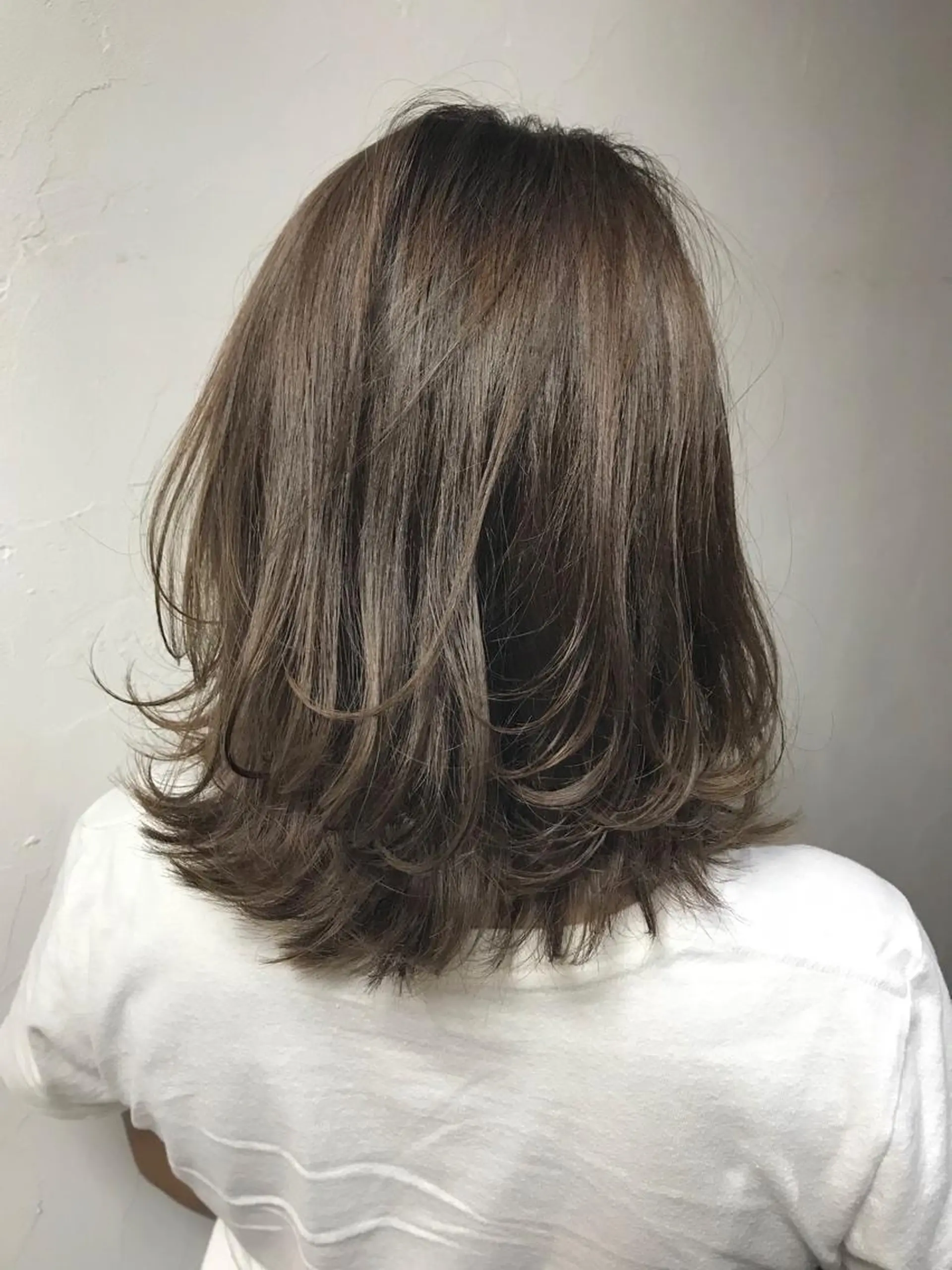 ミディアム カラー かきあげバング レイヤーカット 外ハネヘア カット ヘアカラー トリートメント 柾本 寛貴のヘアスタイル