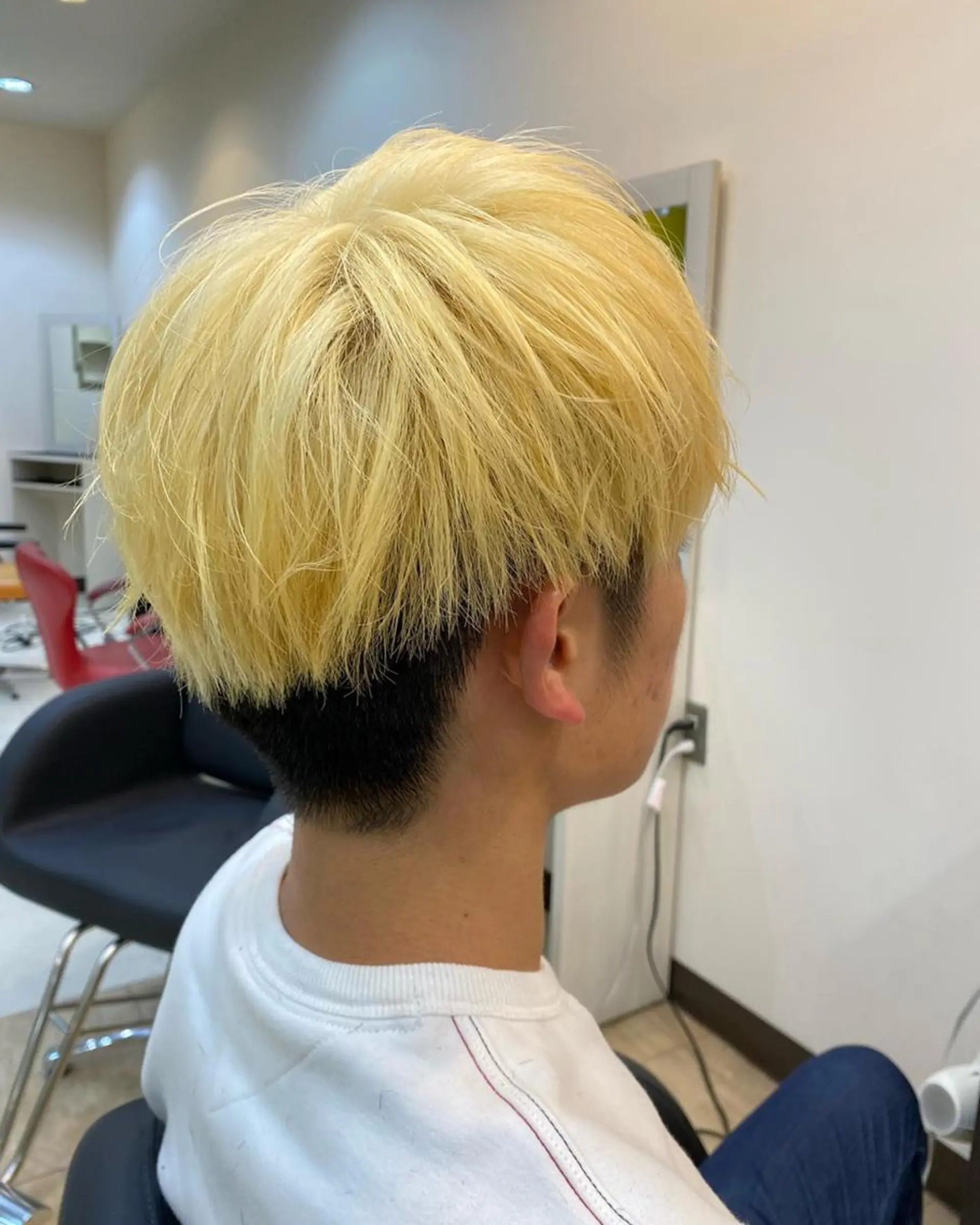 ミディアム カラー メンズ 抜きっぱなしブロンド メンズ特化 岸本 阪急六甲サロンドロイのヘアスタイル