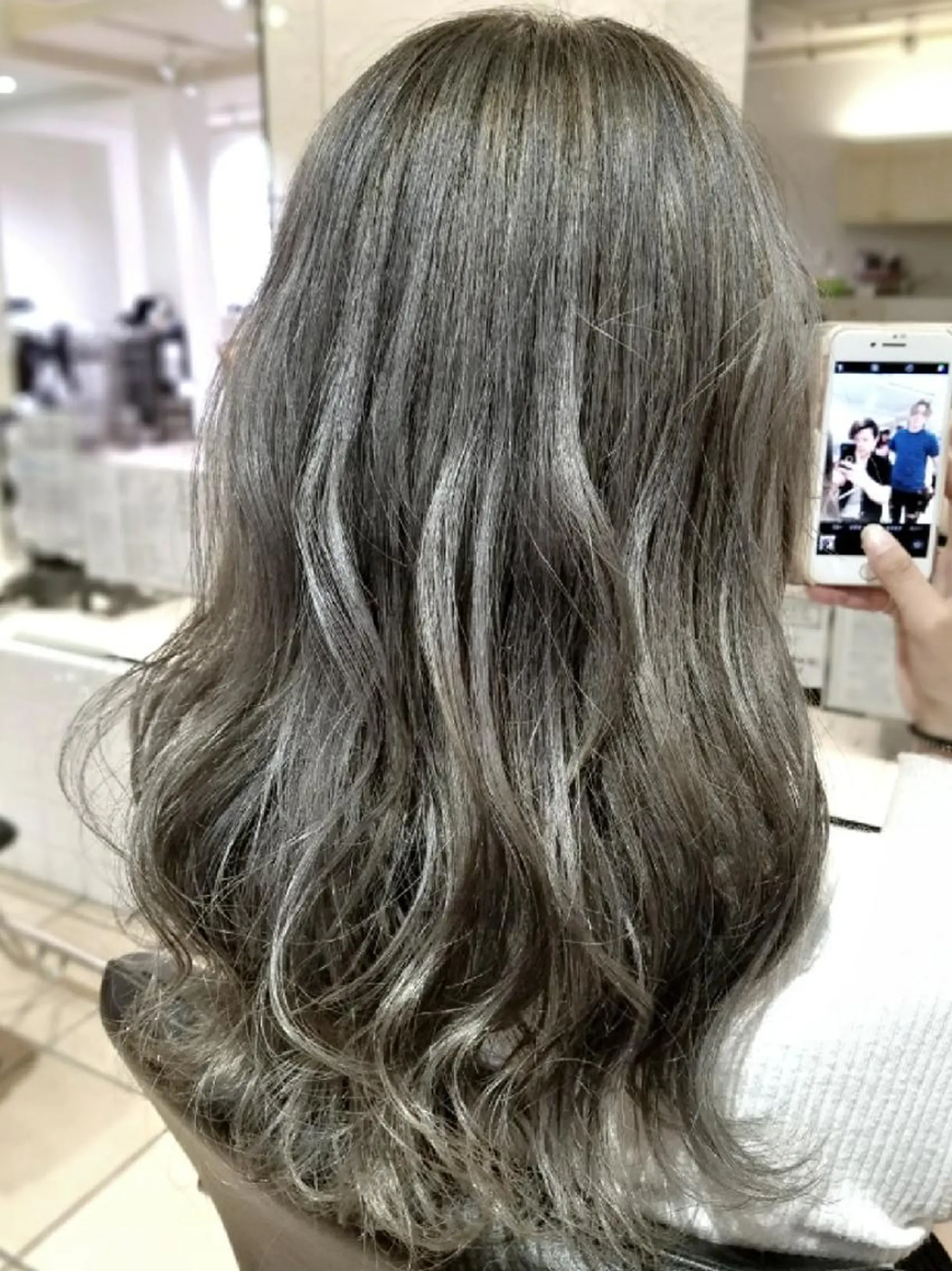 ミディアム カラー ヘアアレンジ グレージュ シルバー シルバーグレージュ 【髪質改善美容師】t occa茨木篠原健太のヘアスタイル