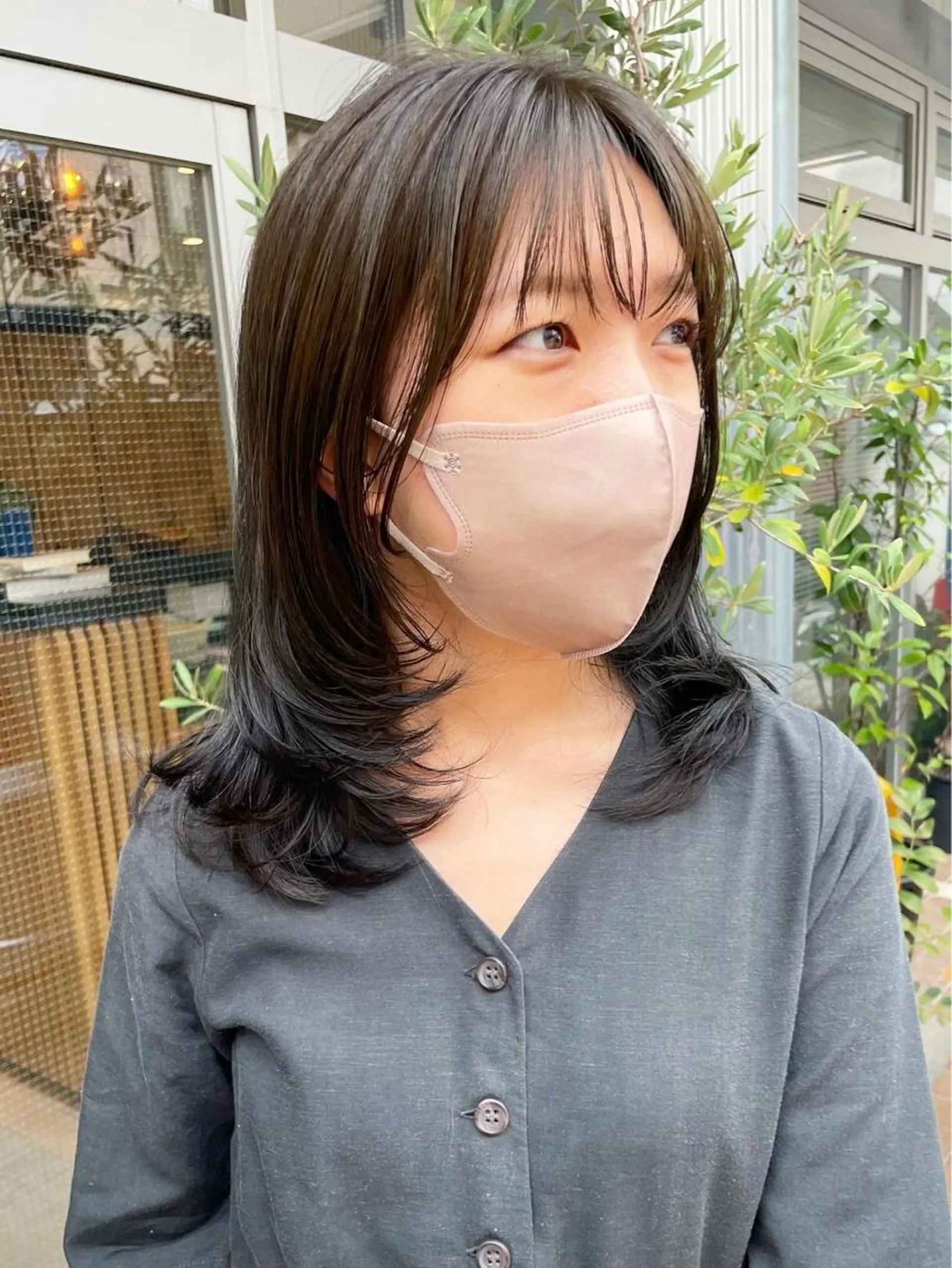 ミディアム カラー しの　ゆきの THE REMMYのヘアスタイル