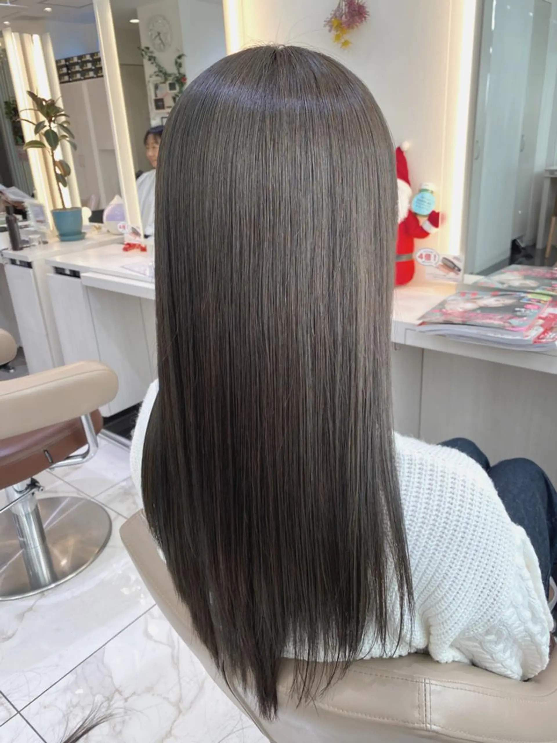 セミロング カラー 髪質改善 ヘアカラー 尾﨑 春華のヘアスタイル
