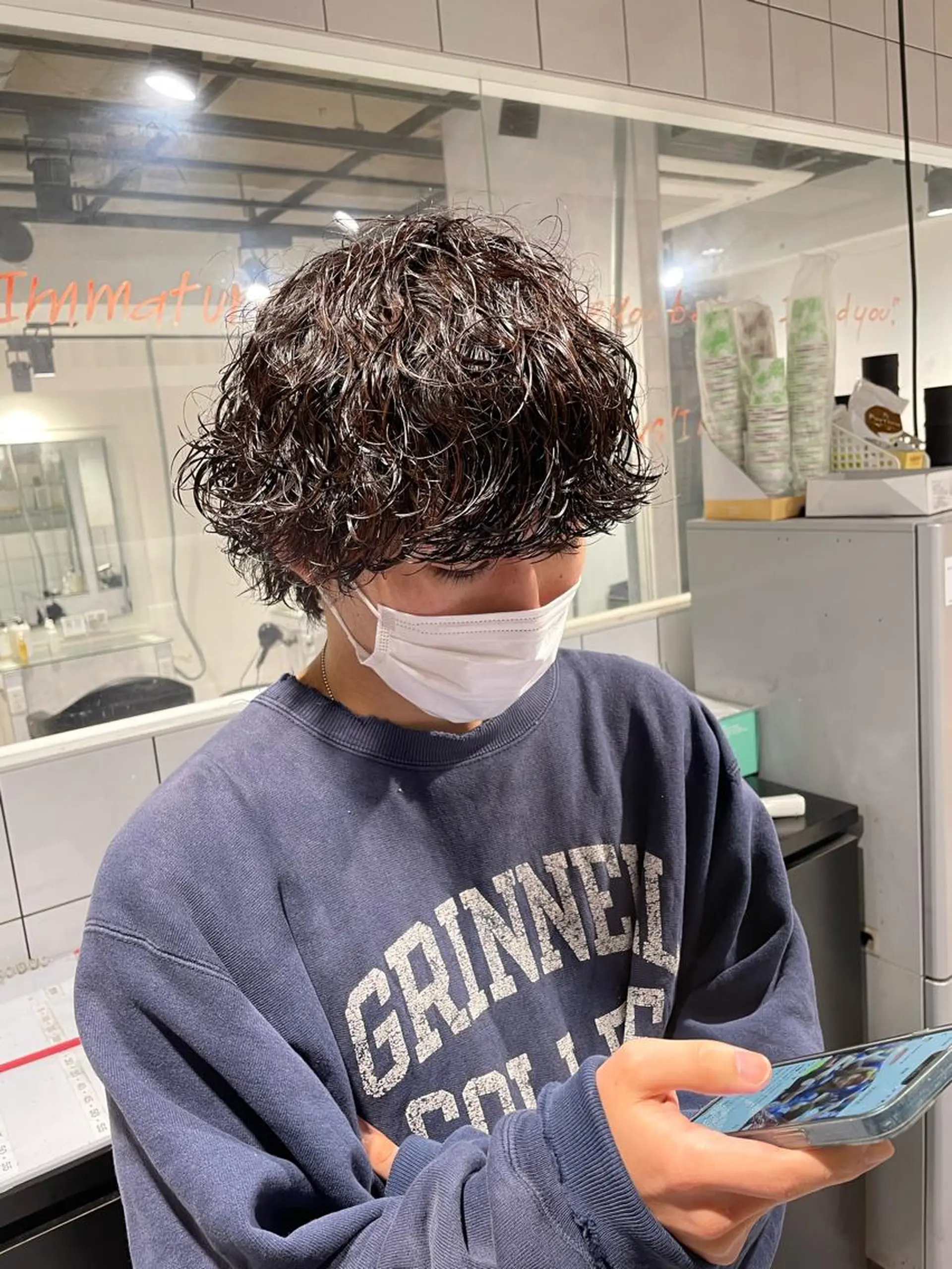 ショート カラー パーマ ヘアアレンジ メンズ アイブロウ メンズブリーチ センターパート メンズハイライト メンズハイトーン マッシュウルフ カット パーマ トリートメント ヘッドスパ ヘアセット スパイキー/フェザー /波巻き/かいとのヘアスタイル