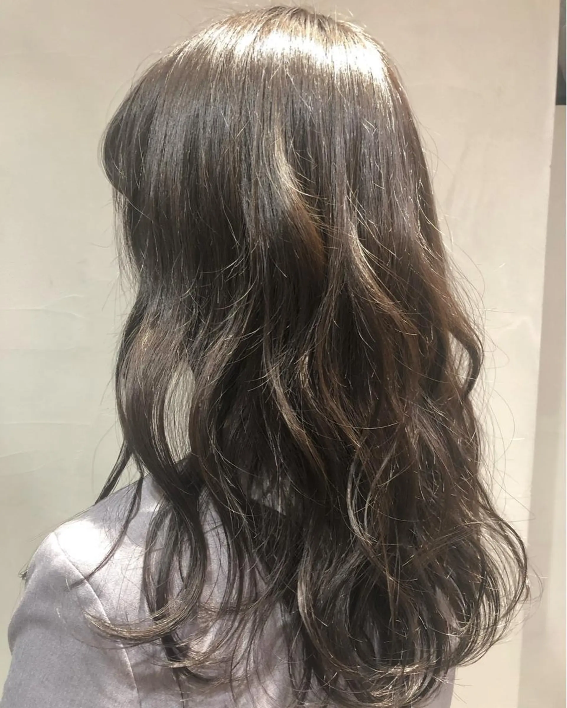 セミロング カラー ダークグレー ダークグレージュ グレージュ 外国人風カラー カジュアルを女っぽく 𝗮𝘆𝗮𝗰𝗼のヘアスタイル