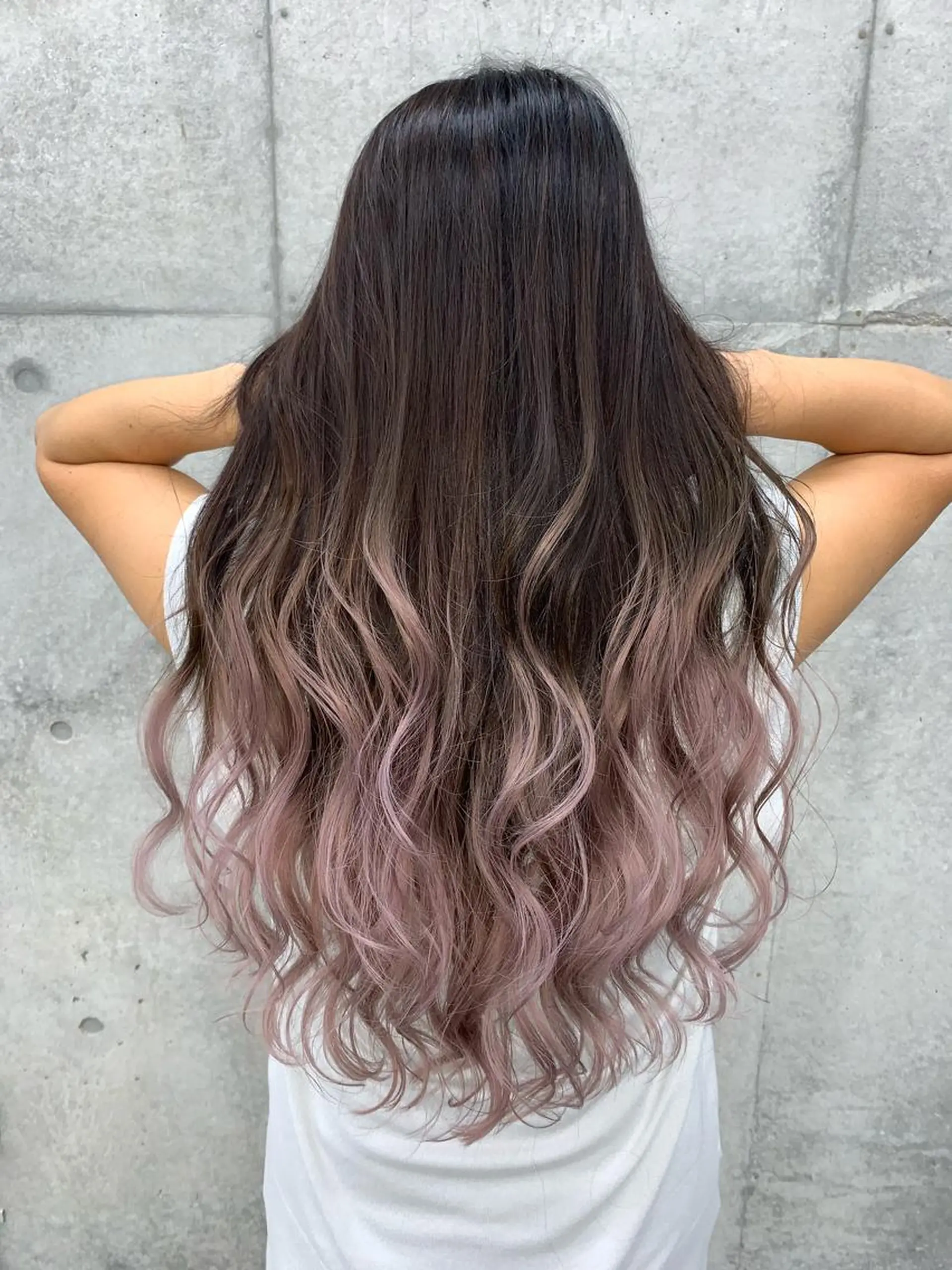 ロング ピンクラベンダー カット ヘアカラー トリートメント 山田 絵里菜のヘアスタイル