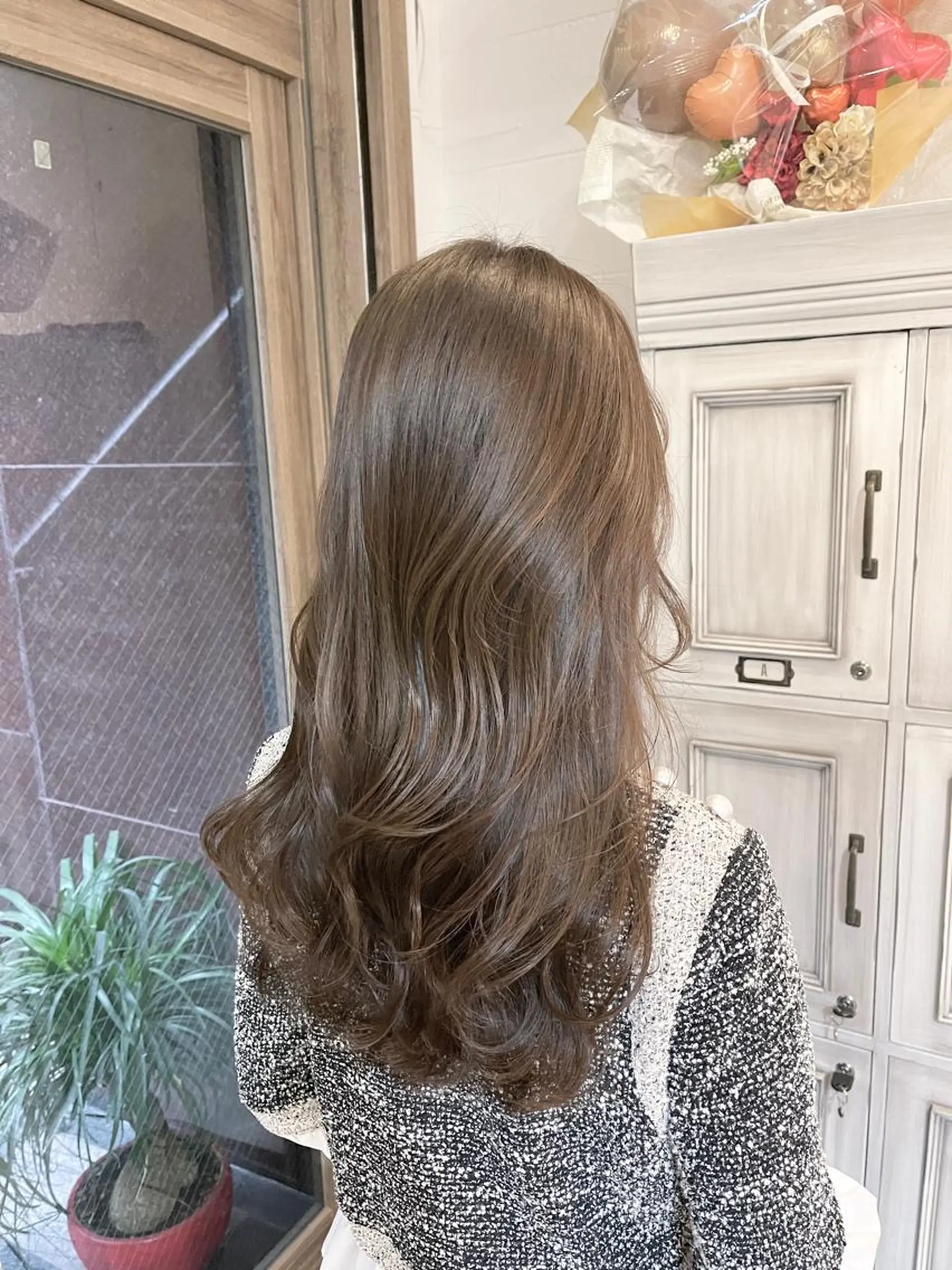 ロング カラー ベージュカラー 透明感カラー 髪質改善で 憧れの潤艶美髪にのヘアスタイル