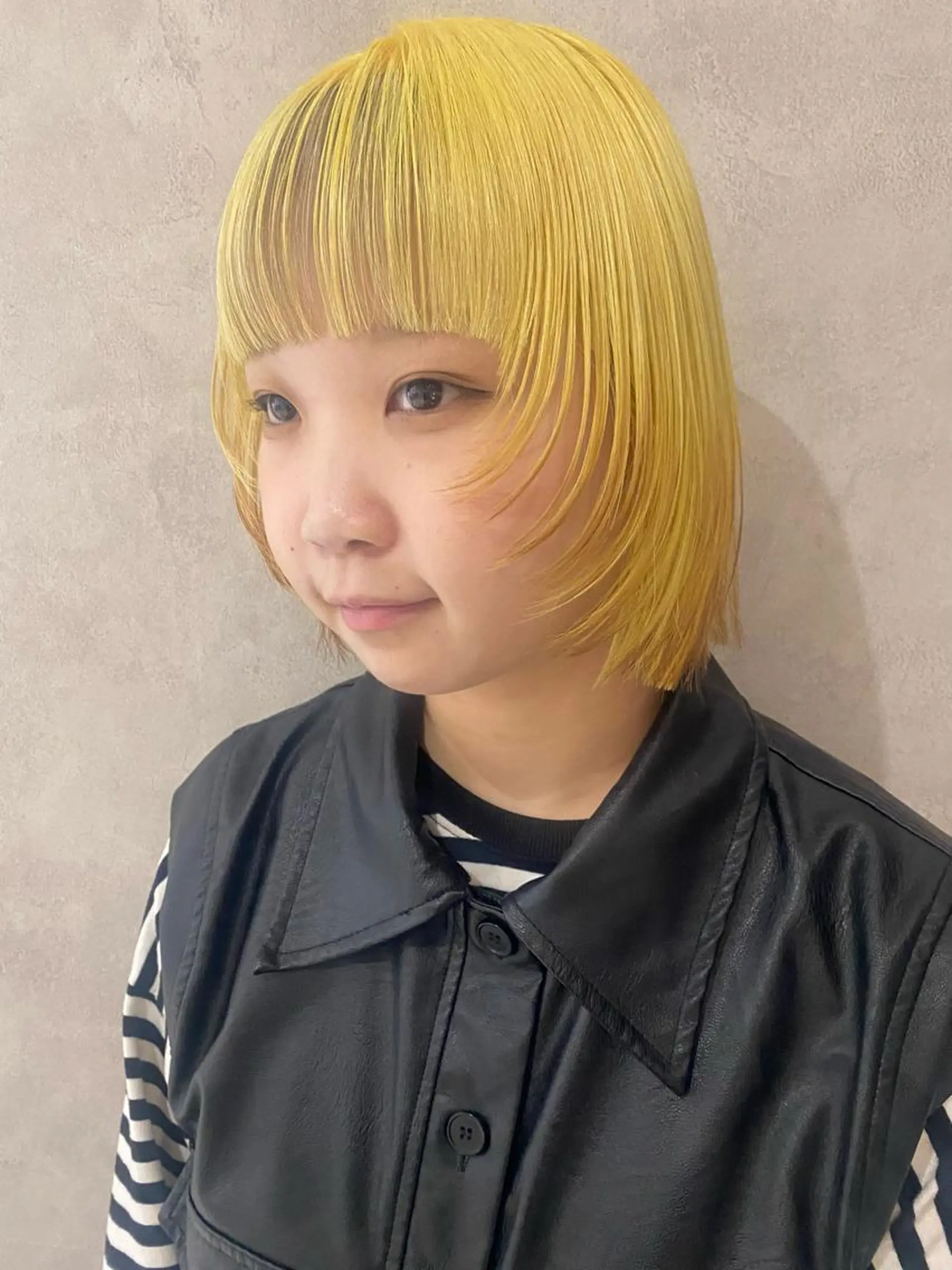 ミディアム カラー ヘアアレンジ ベージュカラー デザインカラー インナーカラー イエローカラー 🎨ハイトーン/ 切りっぱなし みつきのヘアスタイル