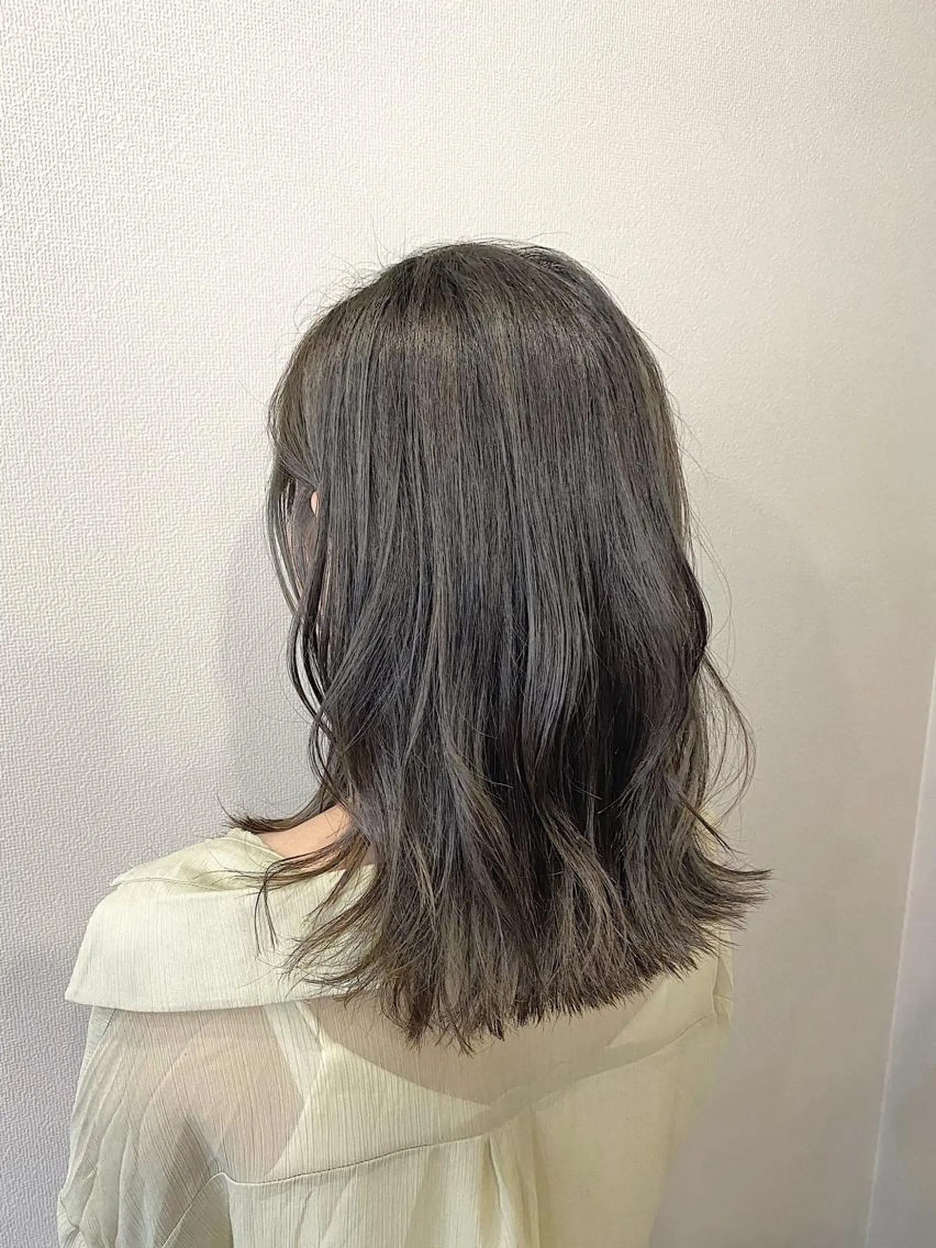 ミディアム カラー 切りっぱなしボブ ベージュカラー ハイライトカラー ボブ ハイライト カット ヘアカラー トリートメント 山口 浩之のヘアスタイル