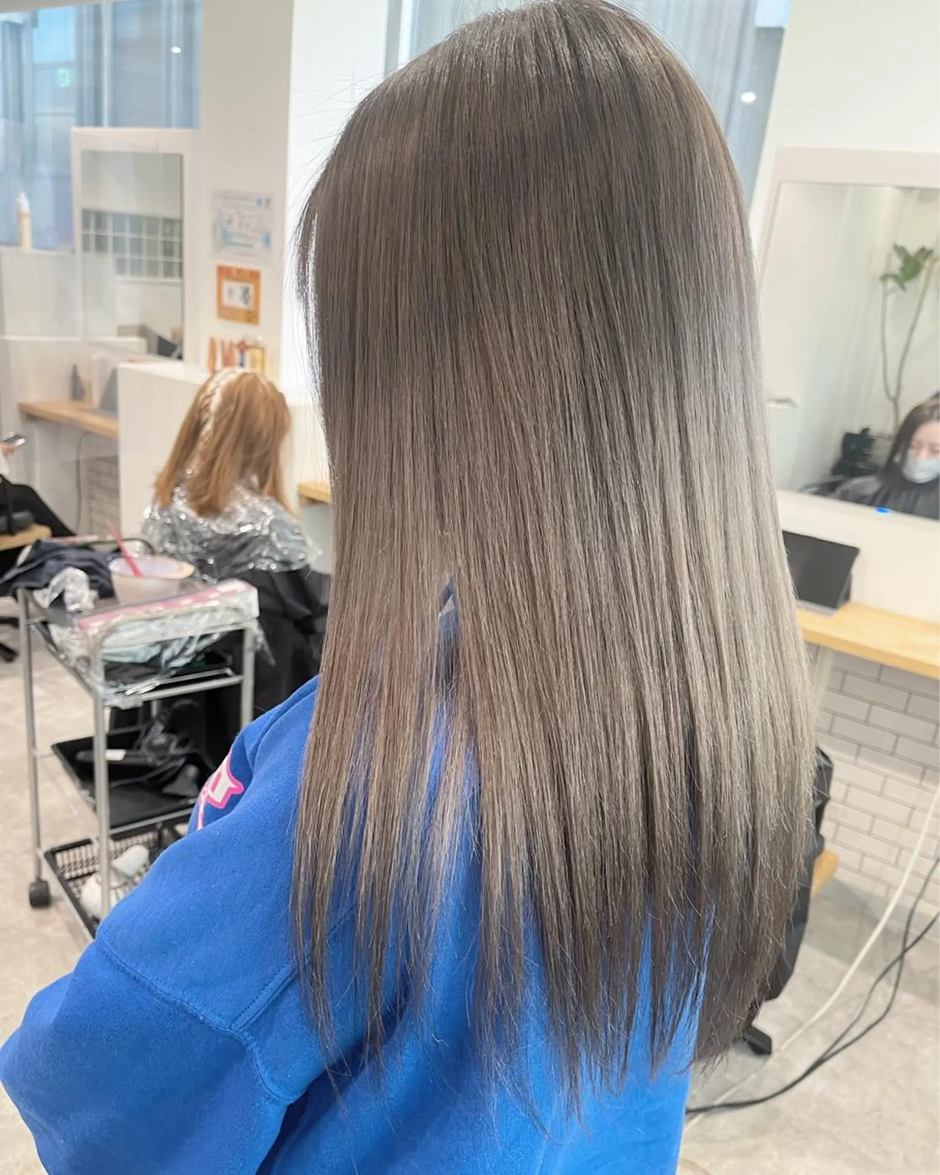 ロング カラー グレージュ RU RIのヘアスタイル