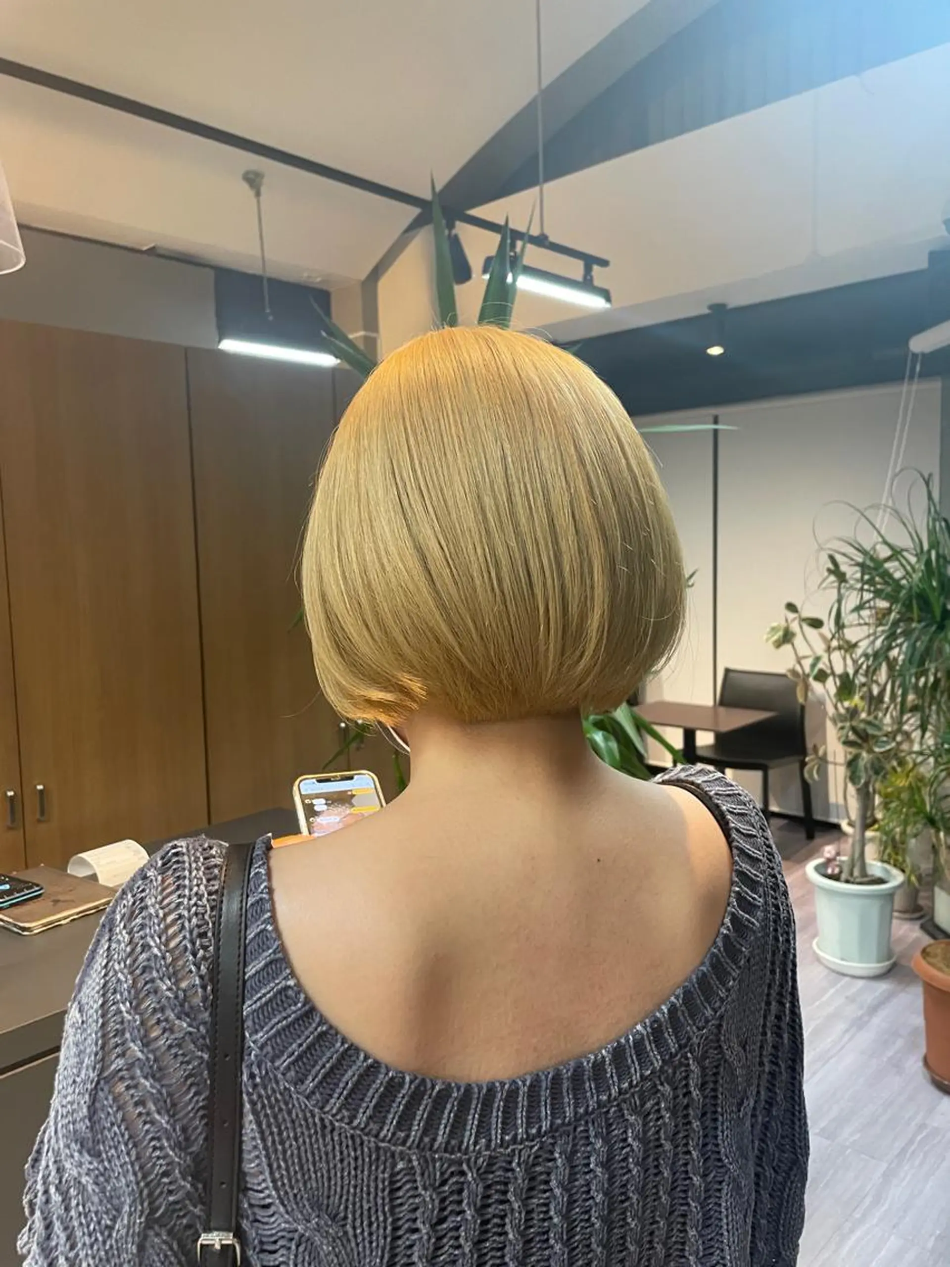 ショート カラー ブリーチ 抜きっぱなしブロンド ブロンド マキノ キョウカのヘアスタイル