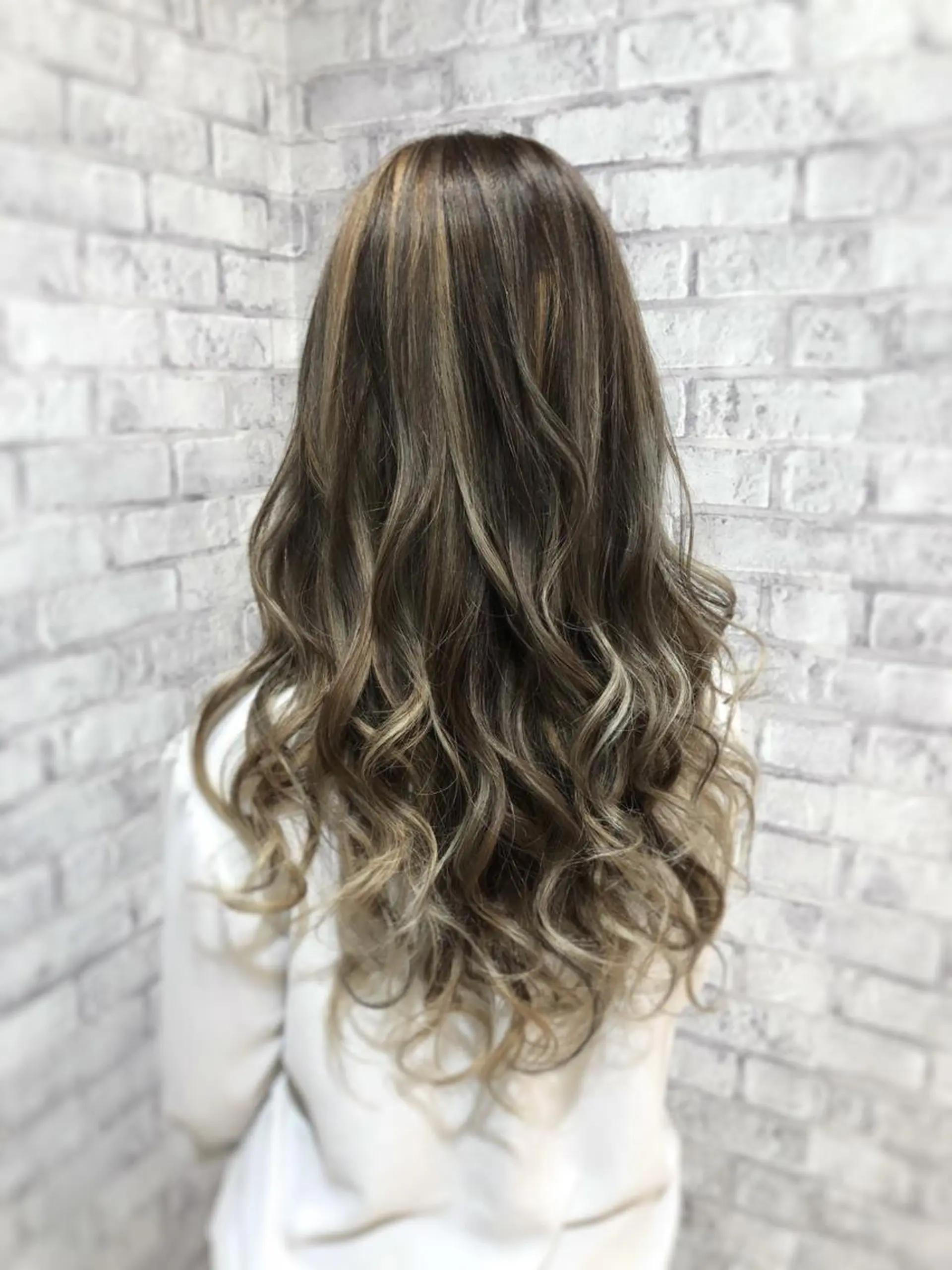 ロング カラー ヘアアレンジ ベージュカラー ブリーチ ハイライトカラー ミルクティーベージュ ハイライト ヘアカラー トリートメント 秋山 幸太のヘアスタイル