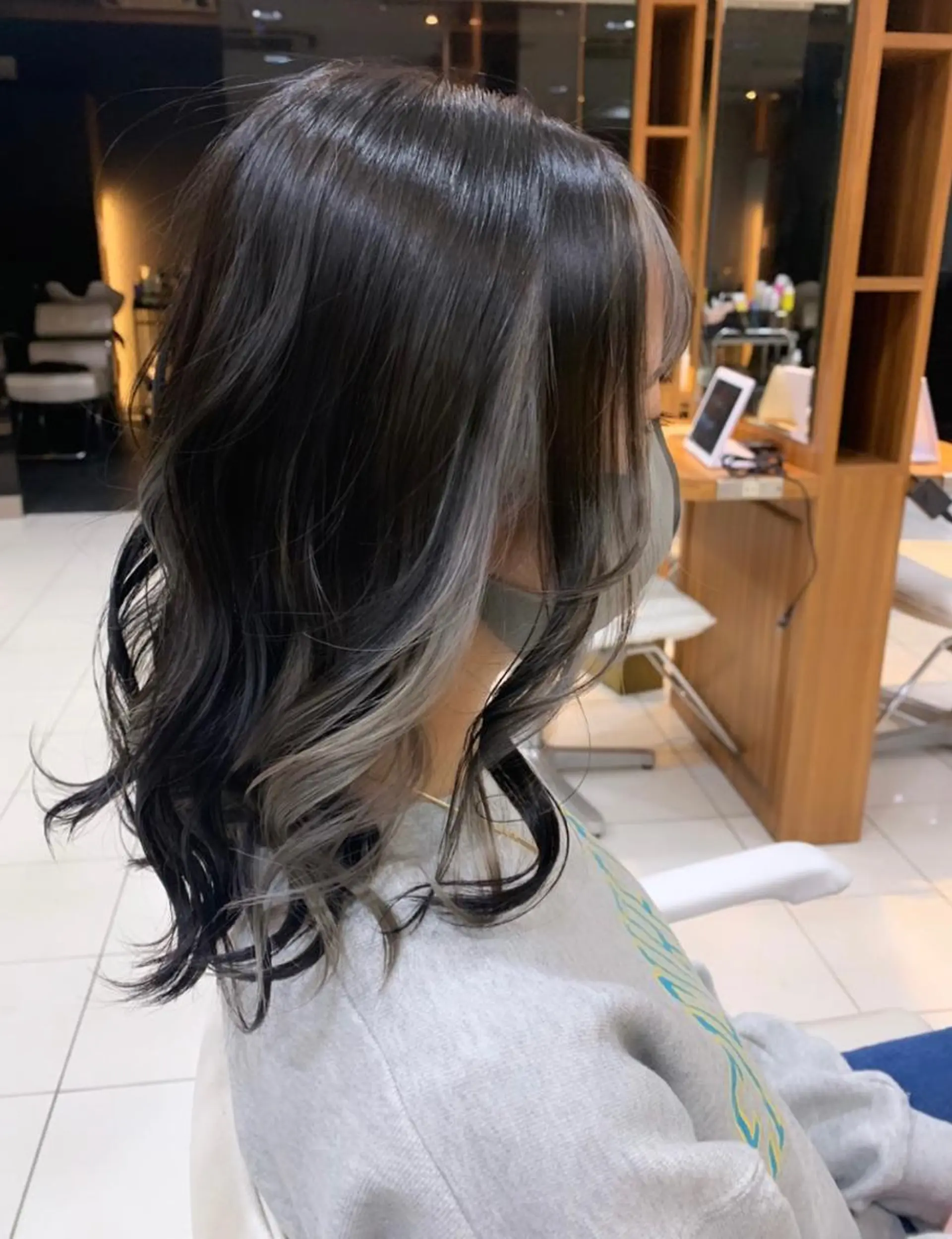 セミロング カラー ブリーチ ケアブリーチ インナーカラー 脱白髪染め美容師 竹内涼乃のヘアスタイル