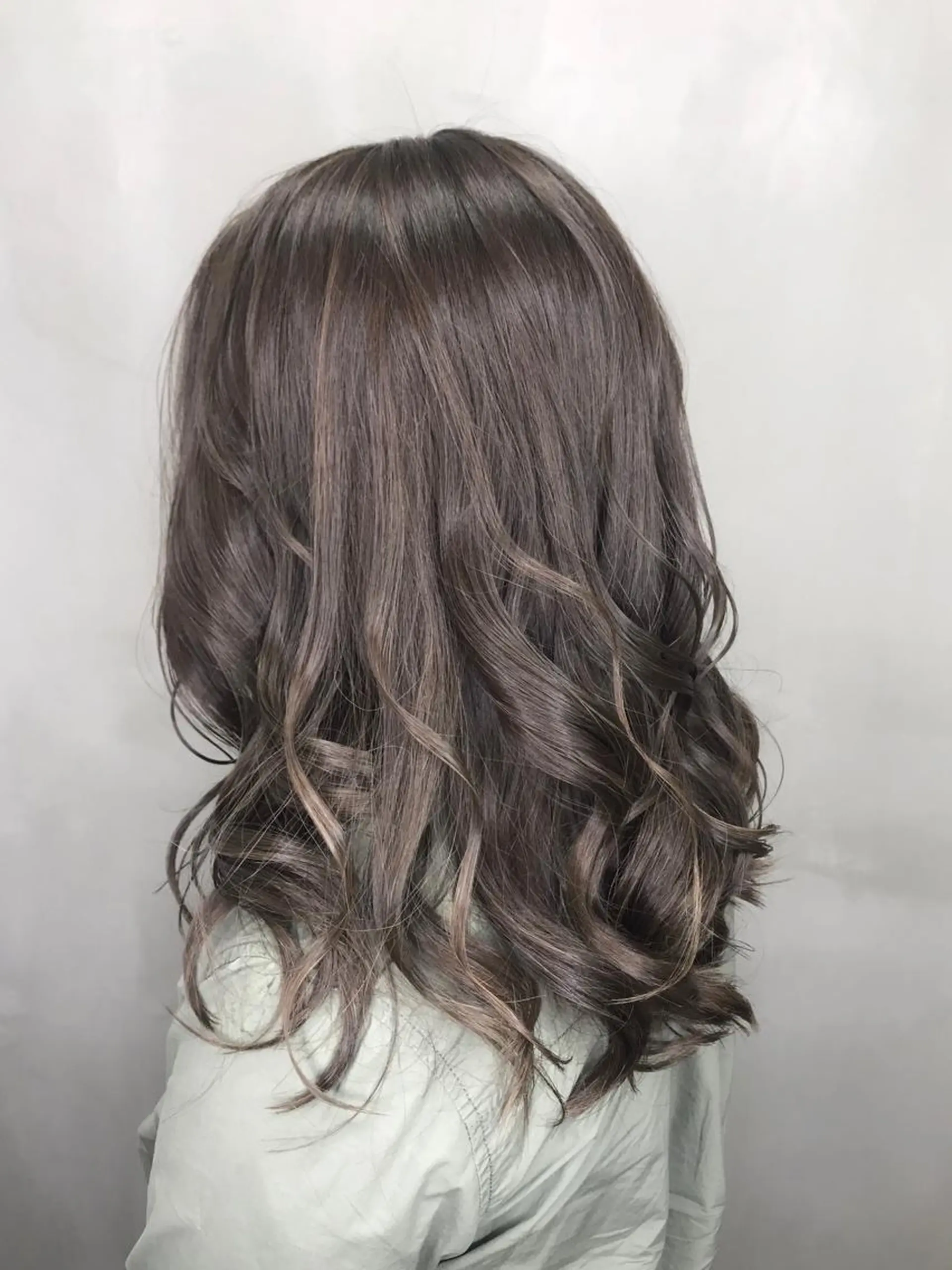 セミロング カラー アッシュ 【透明感、艶髪】西村 有司のヘアスタイル
