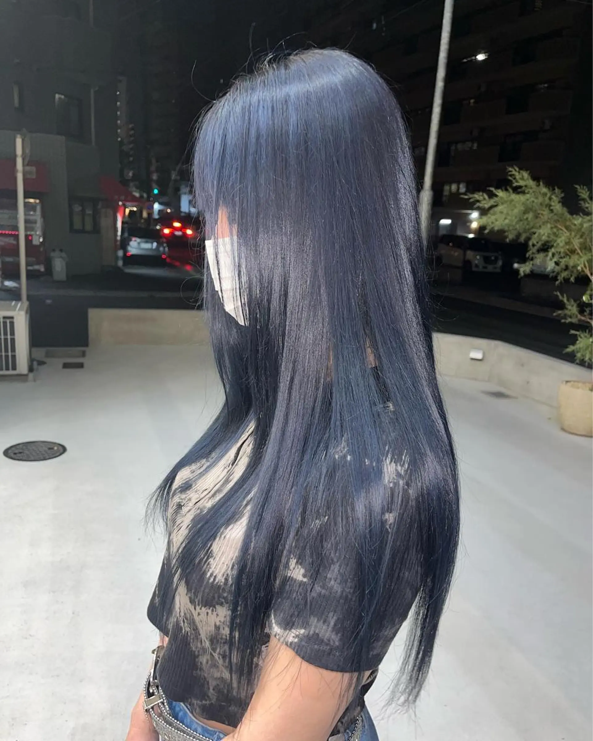 ロング カラー 黒髪 ブルーカラー ブルーブラック 網谷 萌夏のヘアスタイル