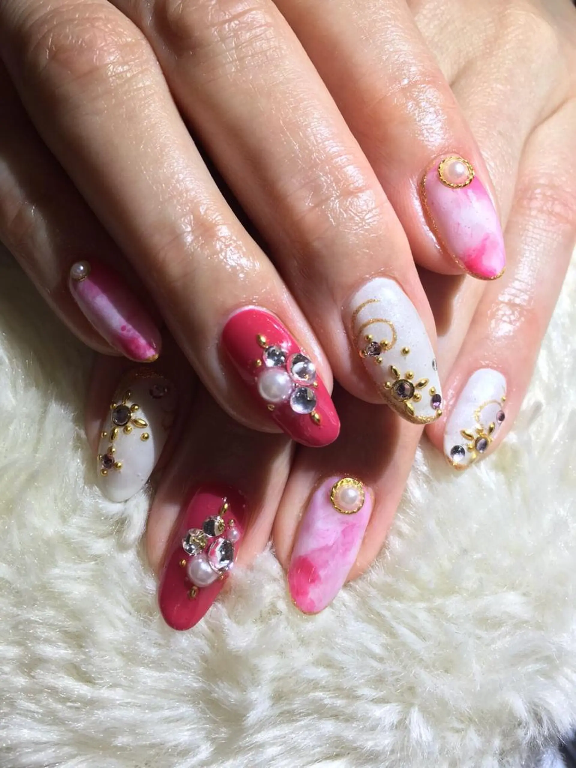 ネイル ピンク 春ネイル ストーンネイル ハイフ・小顔・骨盤 シャングリラのエステ・リラクイメージ