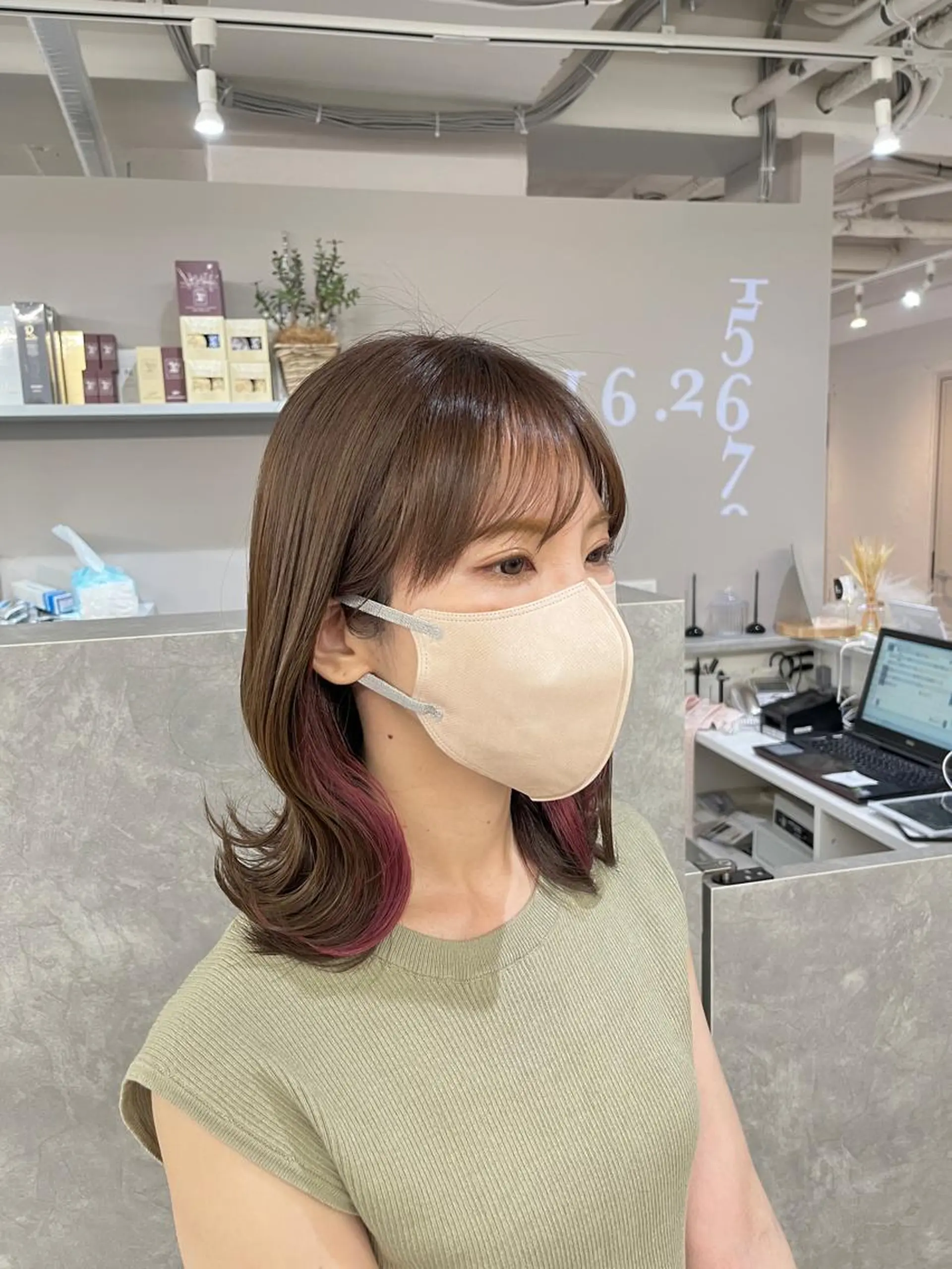 ミディアム カラー ブリーチ ブリーチなしカラー ピンクカラー グレージュ/透け感 カラー/透明感カラーのヘアスタイル