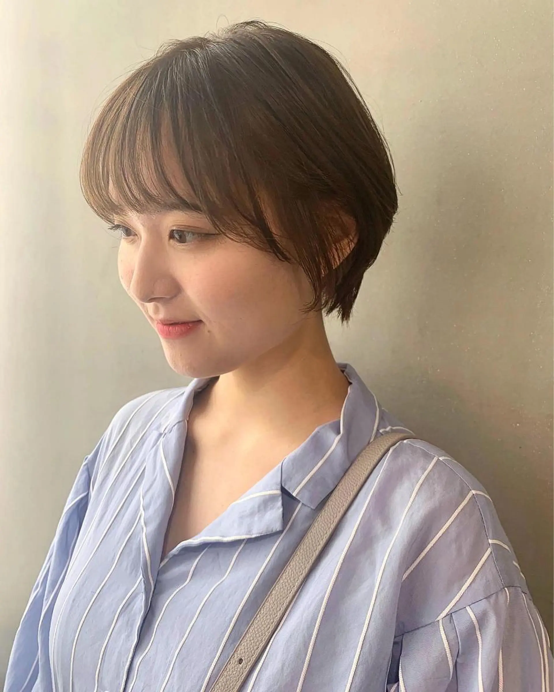 ショート カラー パーマ ヘアアレンジ メンズ キッズ ネイル マツエク・マツパ 丸みショート ベージュカラー オリーブベージュ ショートヘア ショートネイル ウルフレイヤーカット /チヒロのヘアスタイル