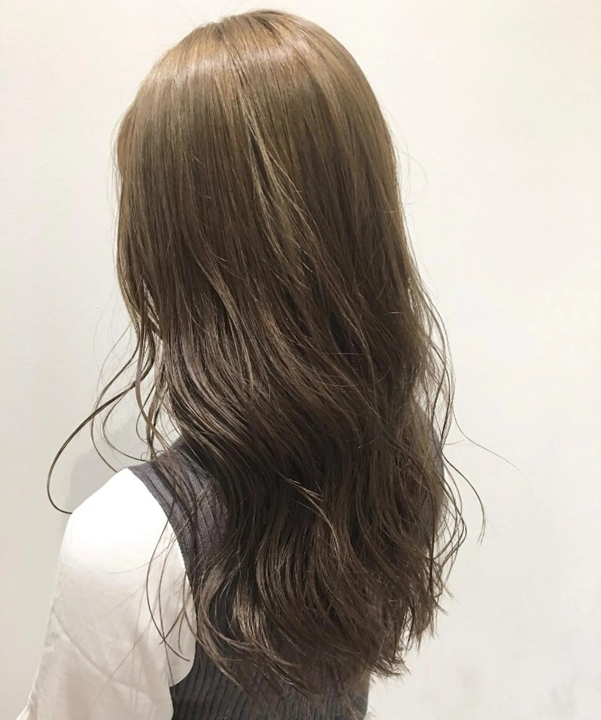 ロング カラー ベージュカラー ロング カット ヘアカラー トリートメント 狩野 羅夢のヘアスタイル