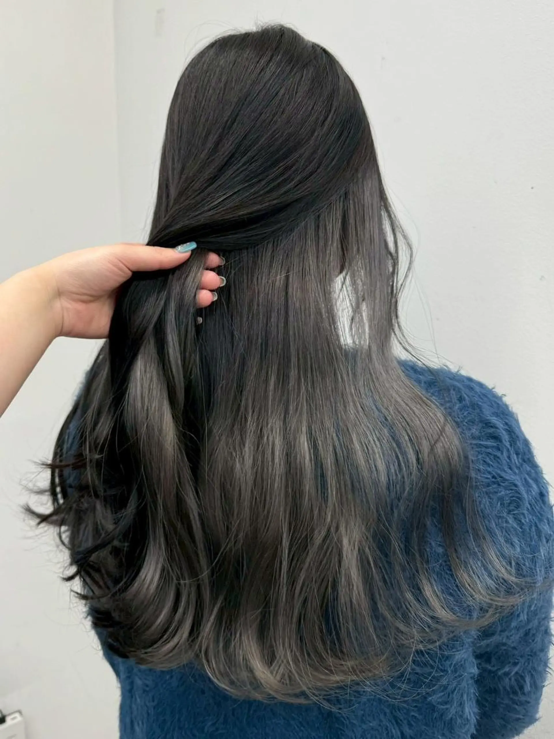 ロング カラー アディクシーカラー アッシュ ブルーカラー ダークアッシュ グレージュ 【公式】amble luxe 中野のヘアスタイル