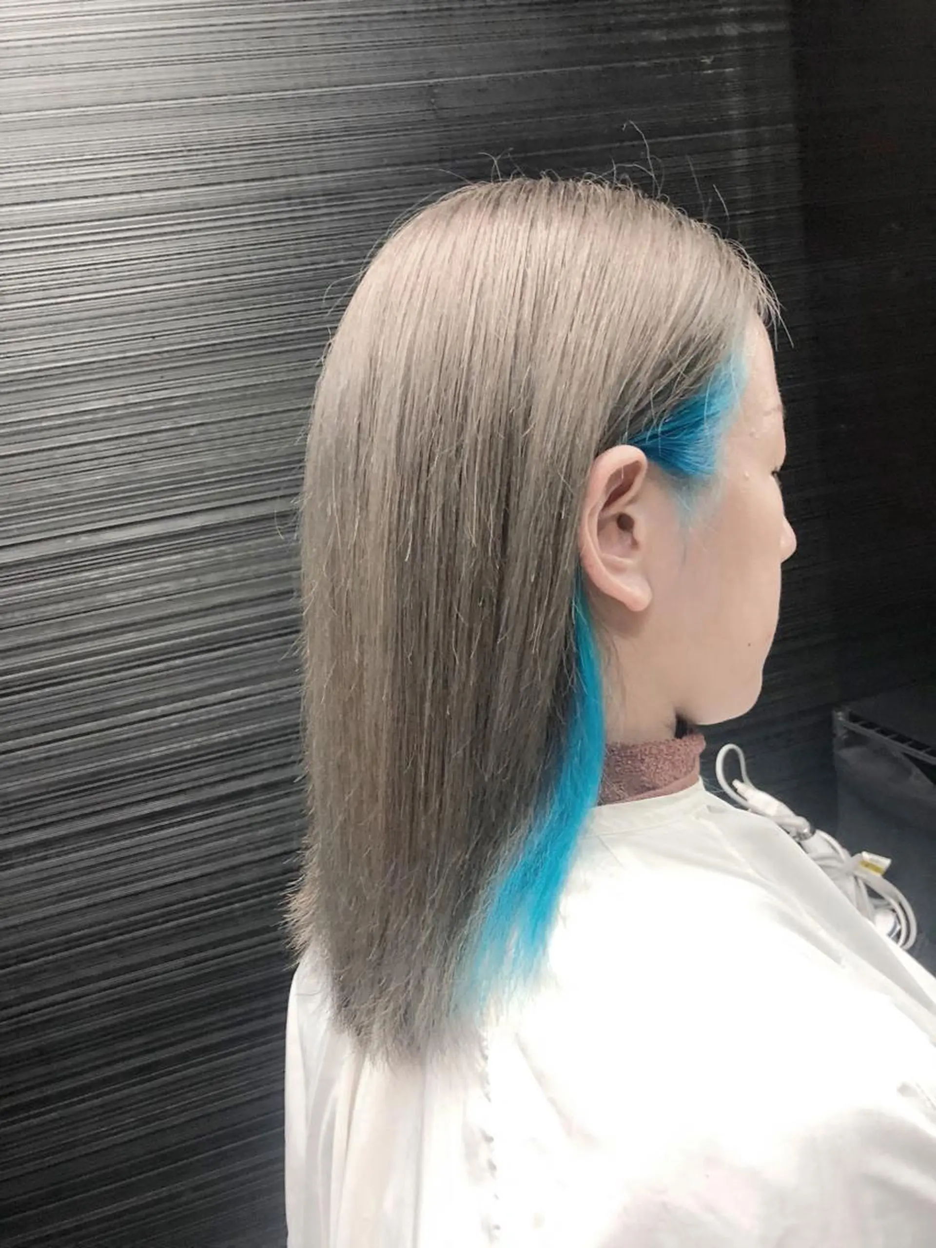 ミディアム カラー アクアカラー ブリーチ ブルーカラー グレージュ インナーカラー 山本 雅由のヘアスタイル