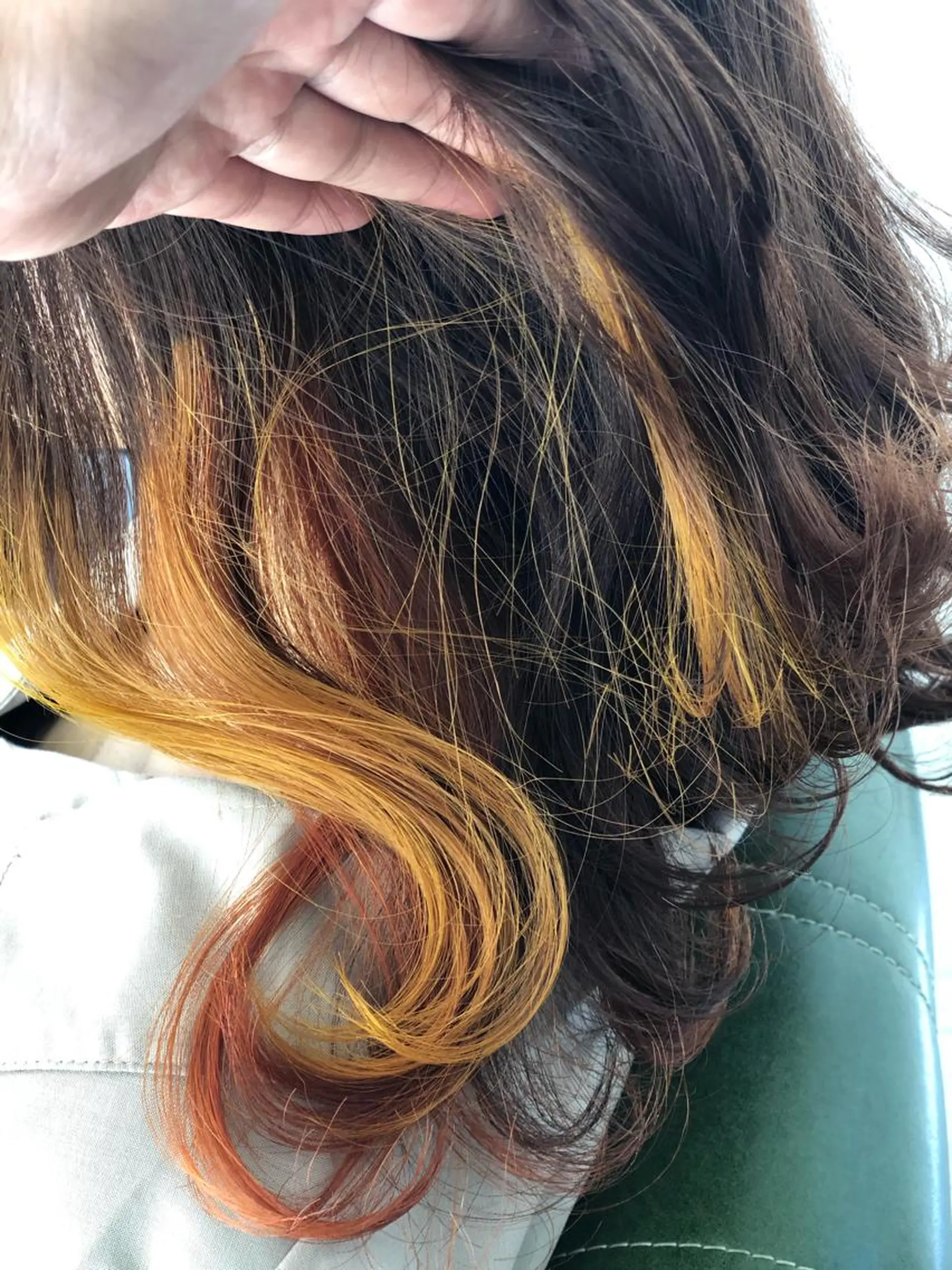 セミロング カラー インナーカラー オレンジ イエローカラー 山田 香織のヘアスタイル