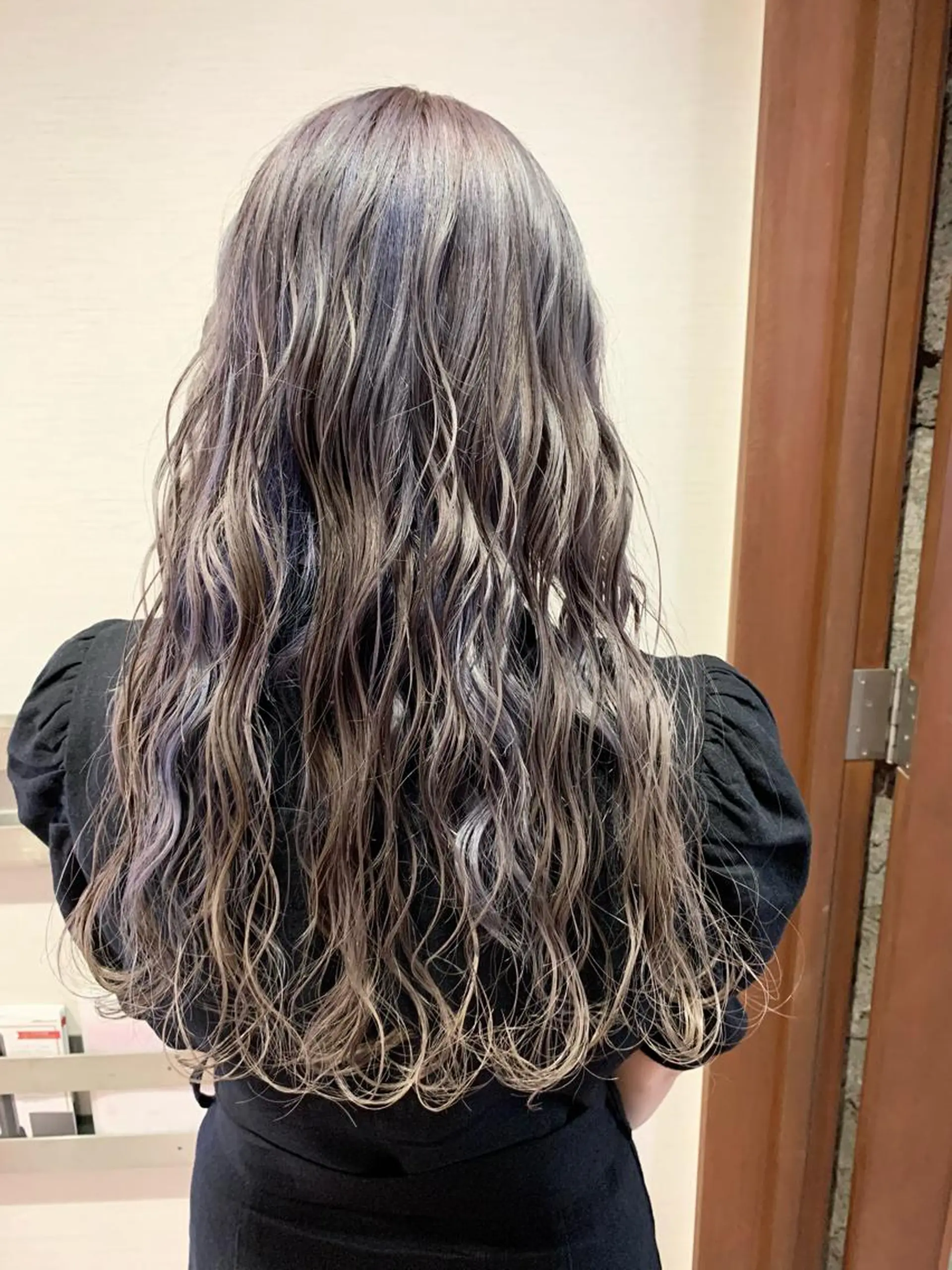 ロング カラー 蓮見  友里のヘアスタイル