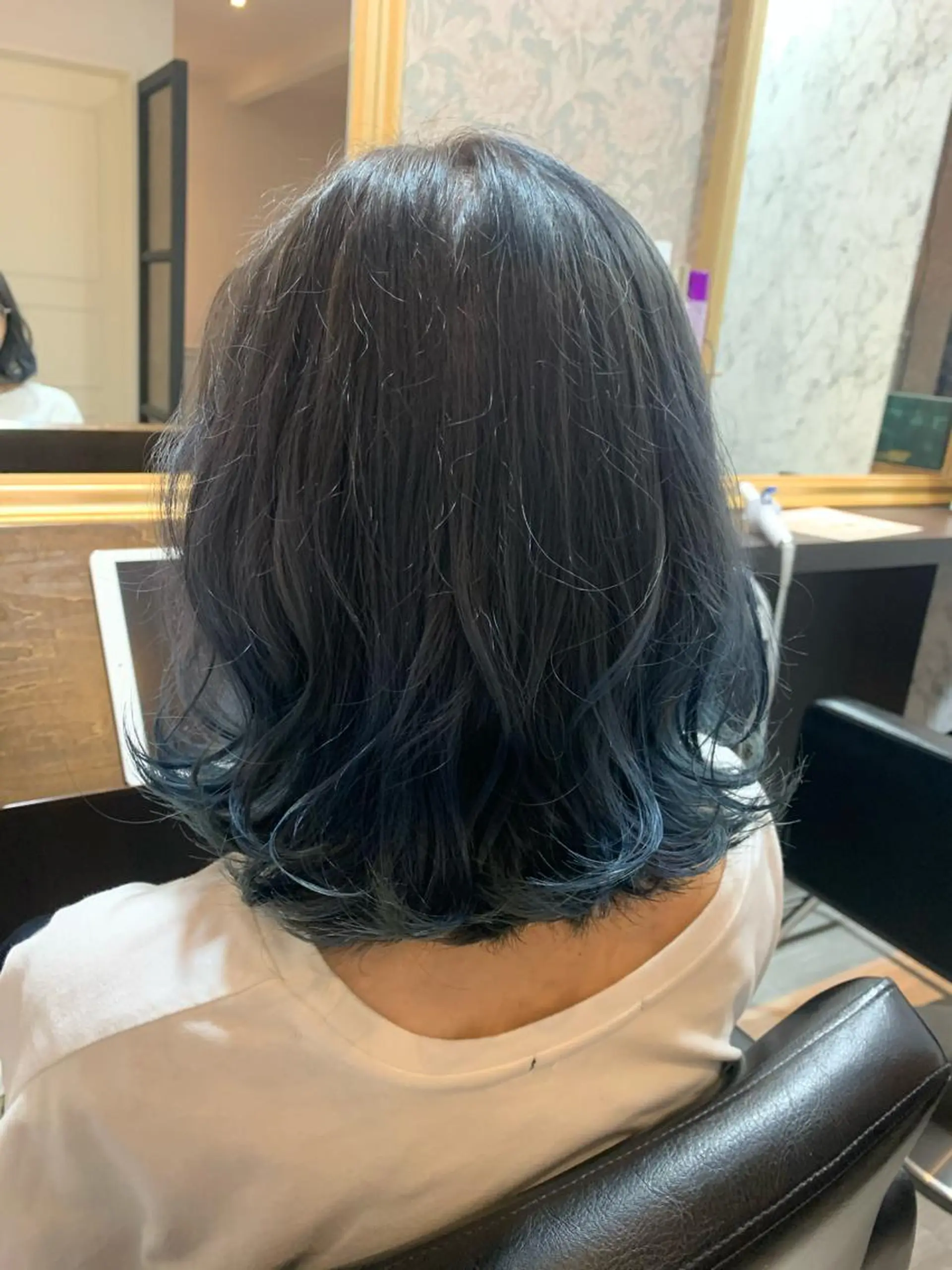 ミディアム カラー ブリーチ ブルーカラー グラデーションカラー 鈴木 麻希のヘアスタイル