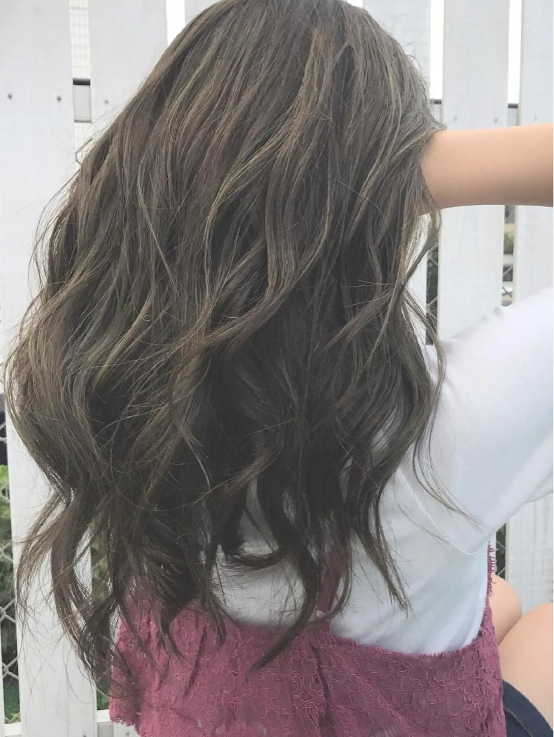 ミディアム カラー ヘアアレンジ グレージュ ハイライトカラー ハイライト 白髪ぼかしハイライト バレイヤージュヤマトのヘアスタイル