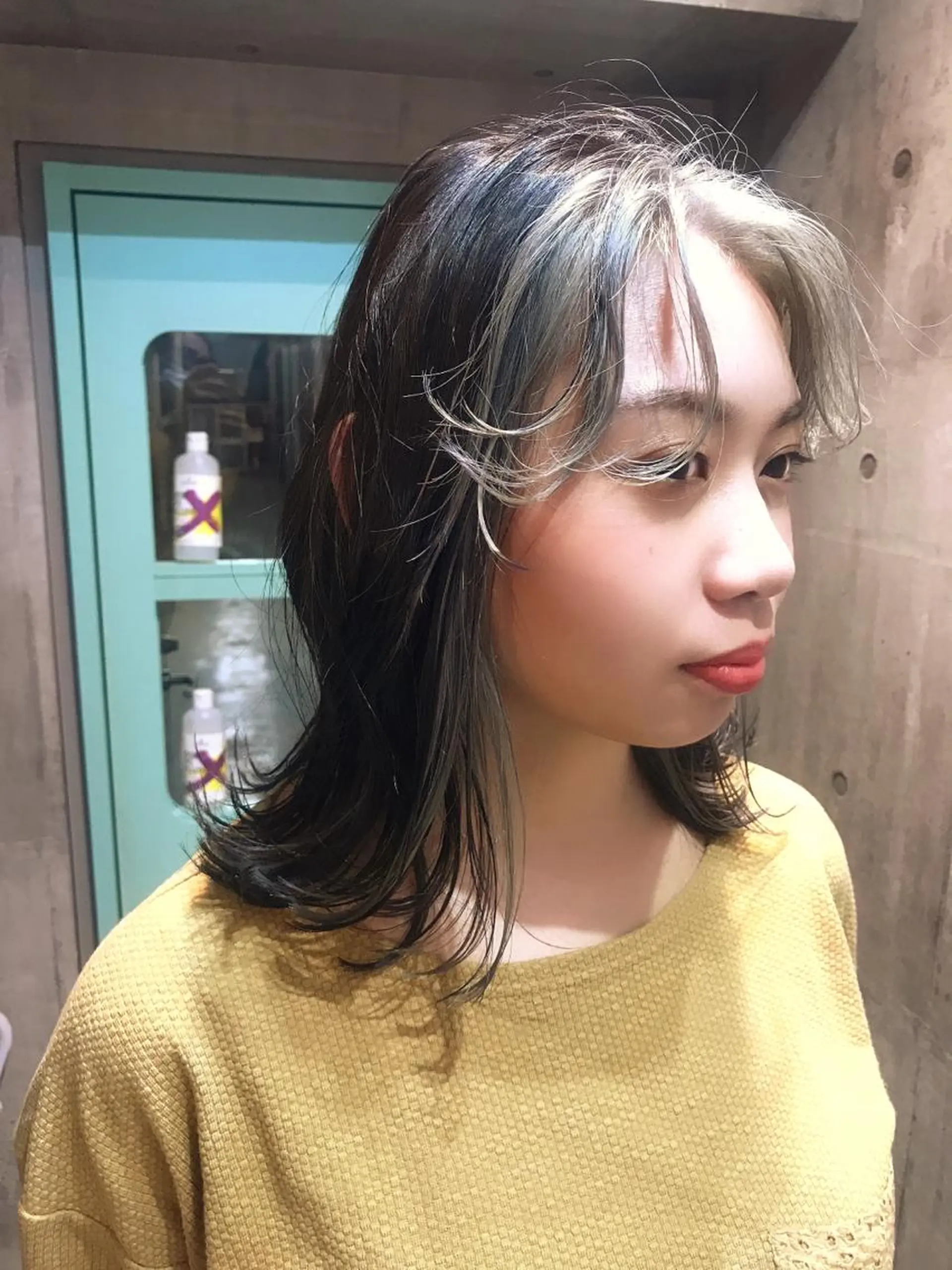 ミディアム カラー ホワイト&レイヤーカ ットエクステ長畠俊輔のヘアスタイル