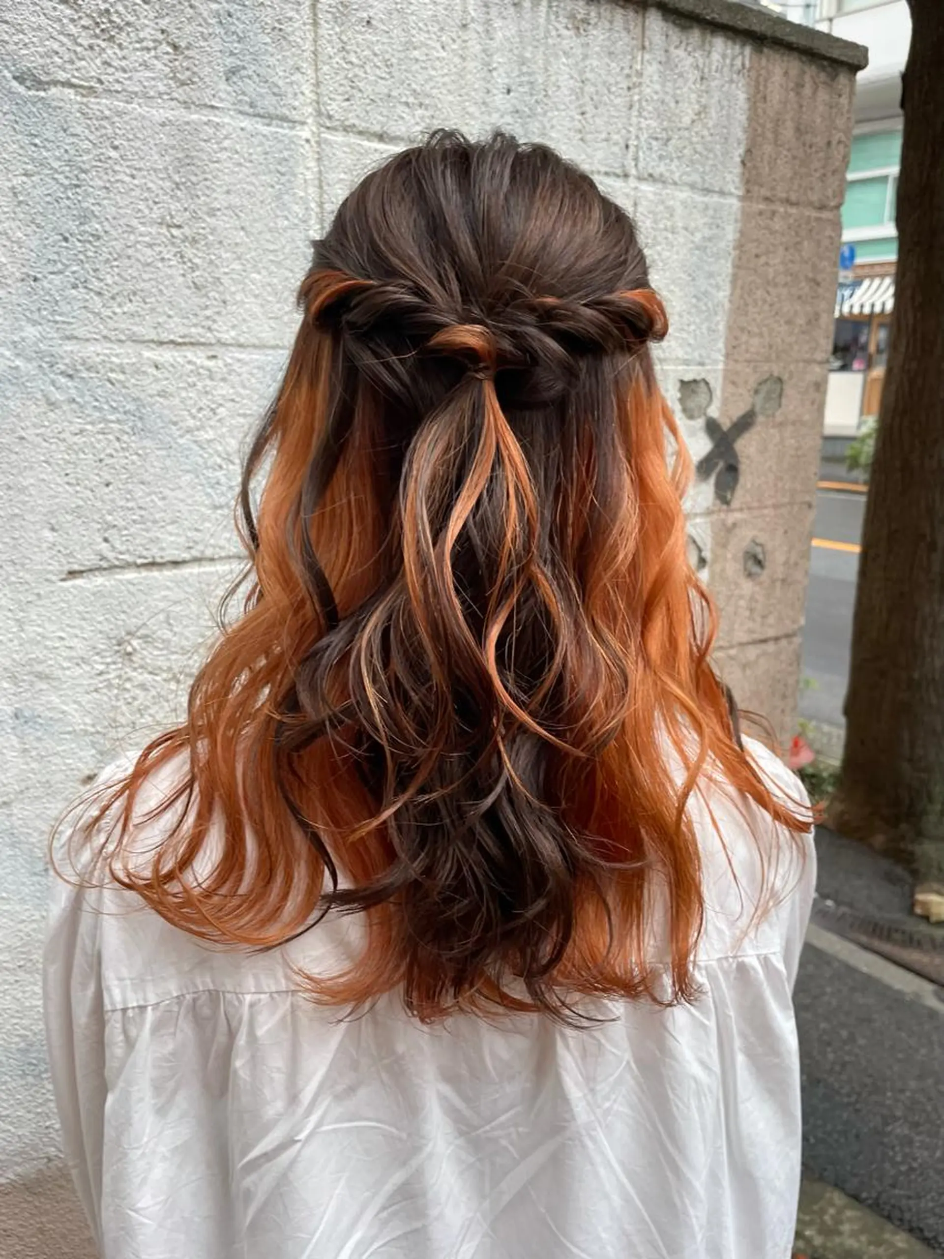 ロング カラー ヘアアレンジ ハーフアップ オレンジ ヘアカラー トリートメント ヘアアレンジ にいた　かづしげのヘアスタイル