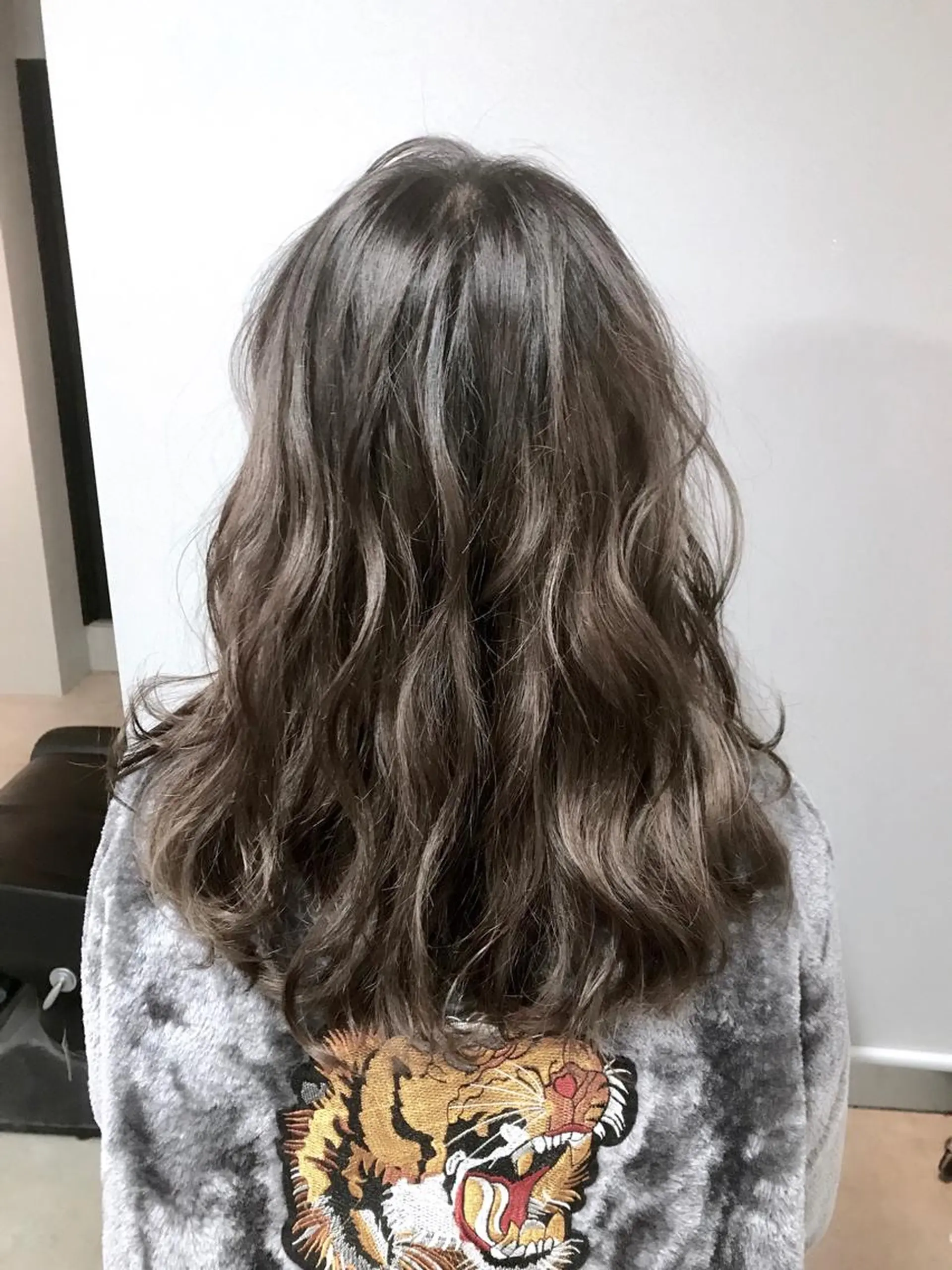 セミロング カラー アッシュ グレージュ 新井 広樹のヘアスタイル