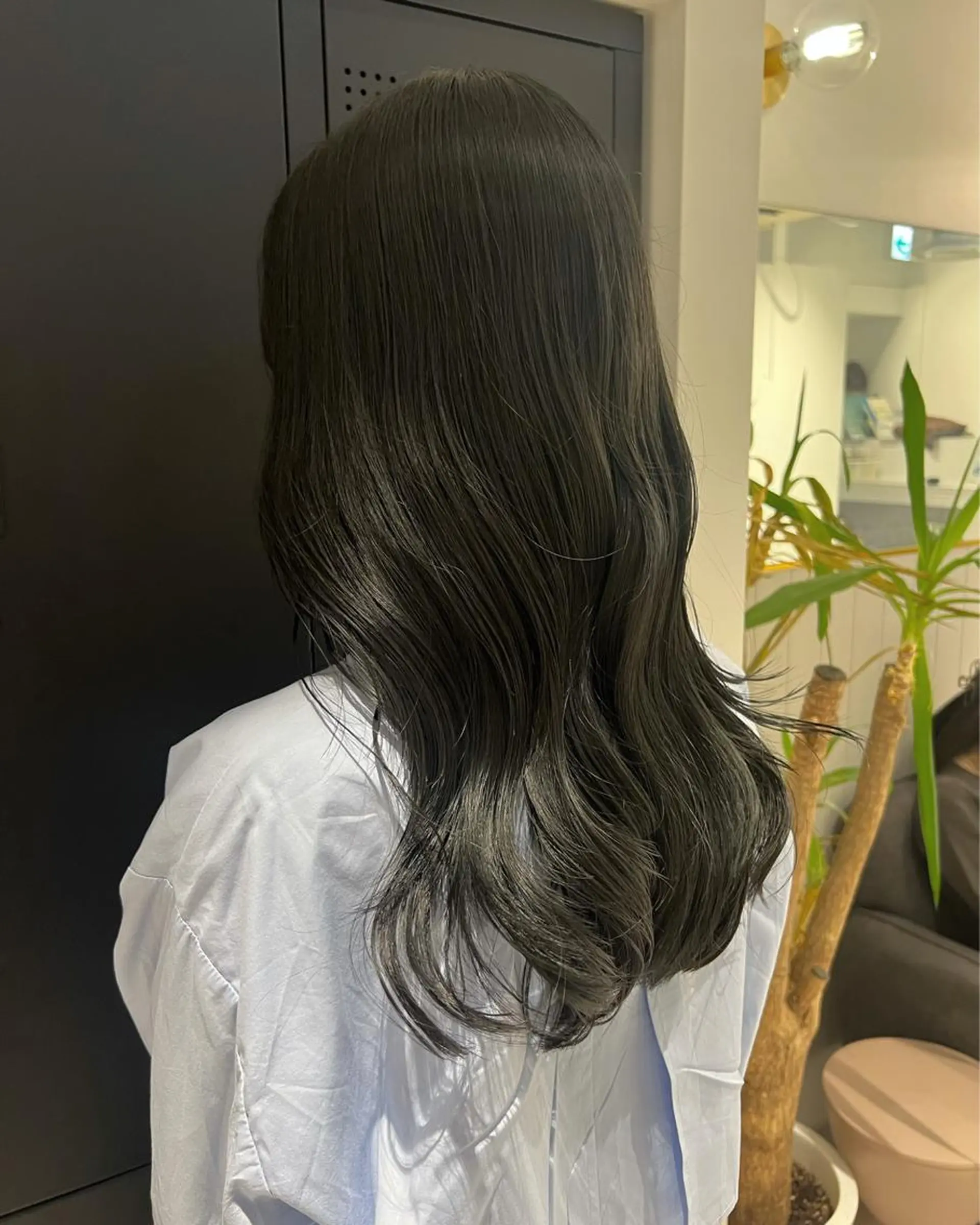 ロング カラー グレージュ オリーブグレージュ オリーブグレー 暗髪カラー🫐パーマ おくだりんかのヘアスタイル