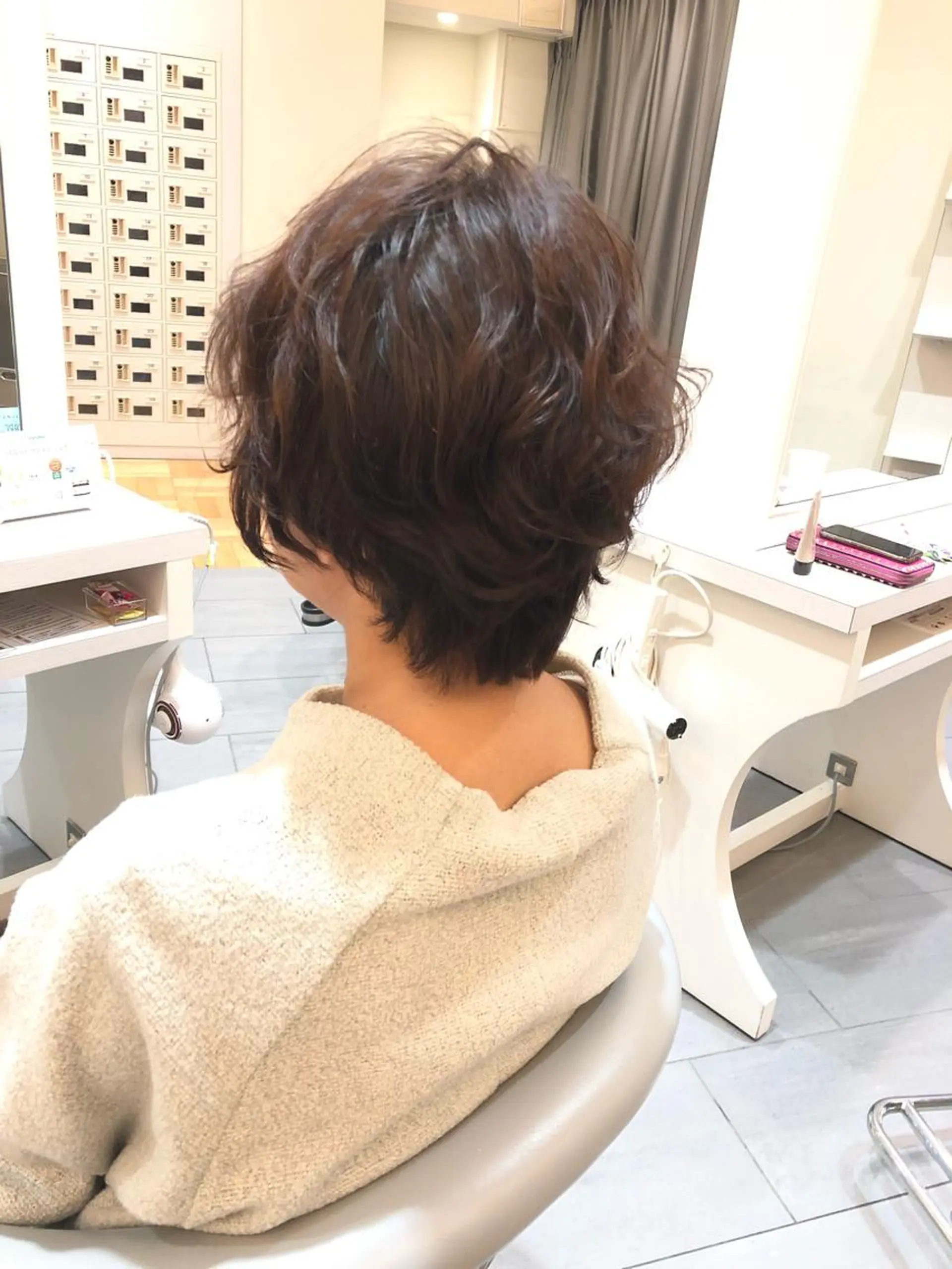 ショート ショートヘア Ｈａｉｒ’ｓ Ｇａｌｌeｒｙ所属・コテ巻きパーマ 阪上 沙織のヘアスタイル