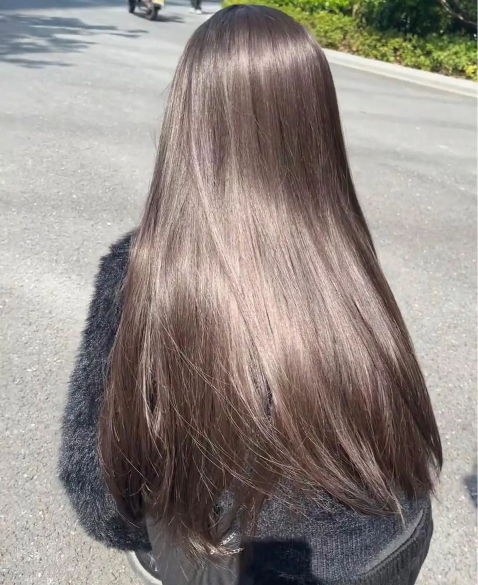 セミロング カラー アッシュ ベージュカラー ブリーチ 透明感カラー 鈴木 一貴のヘアスタイル