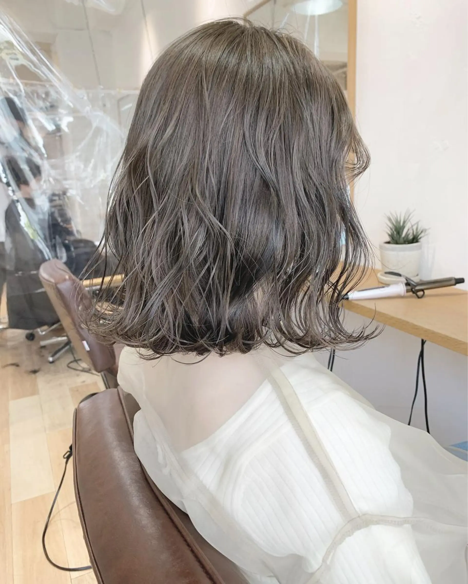 ミディアム カラー ネイル カット ヘアカラー トリートメント ハイトーンボブ 前田 表参道　グレージュのヘアスタイル