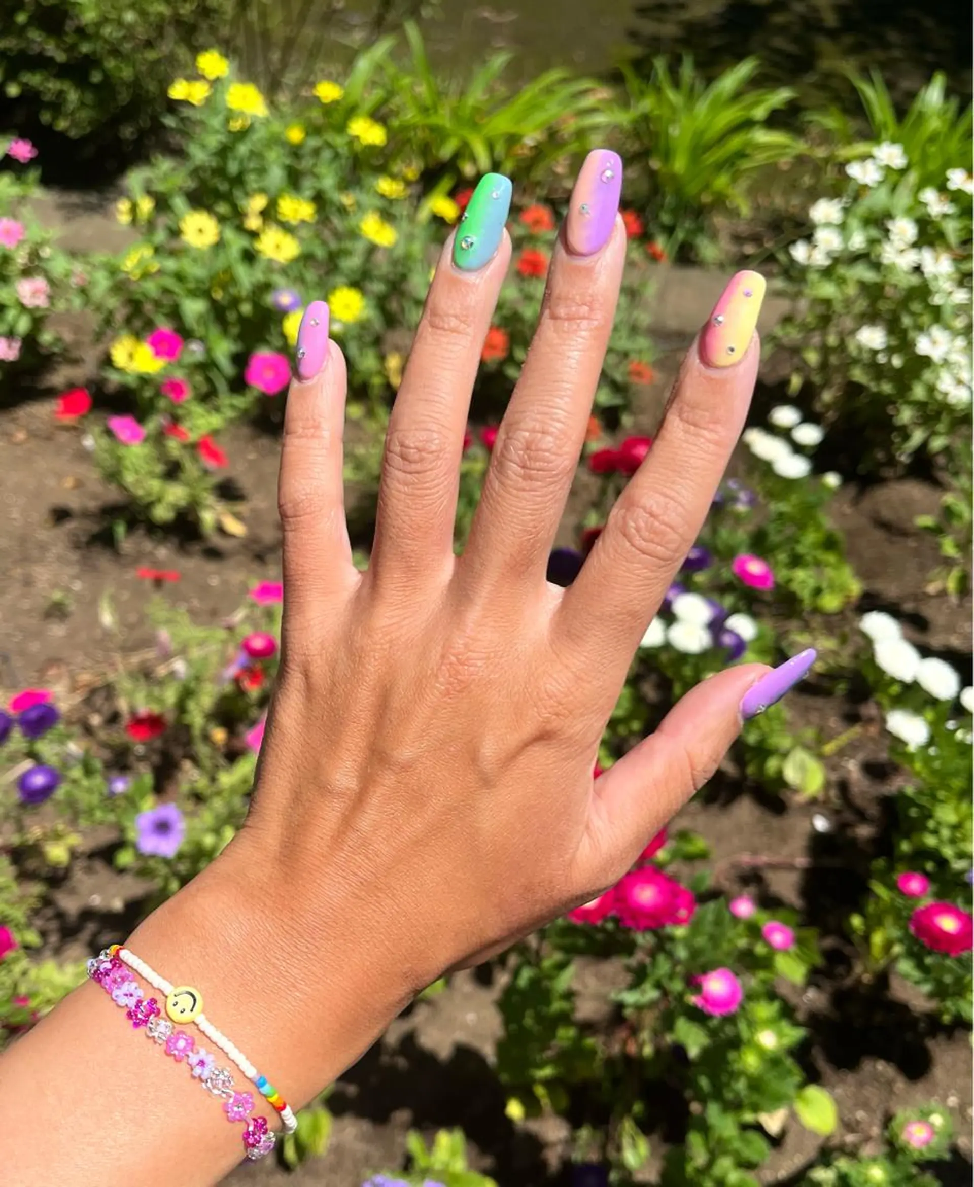 ネイル グラデーション キラキラネイル ストーンネイル ハンドネイル para ☀︎ sol by BECK所属・Para Sol nail　Maoのネイルデザイン