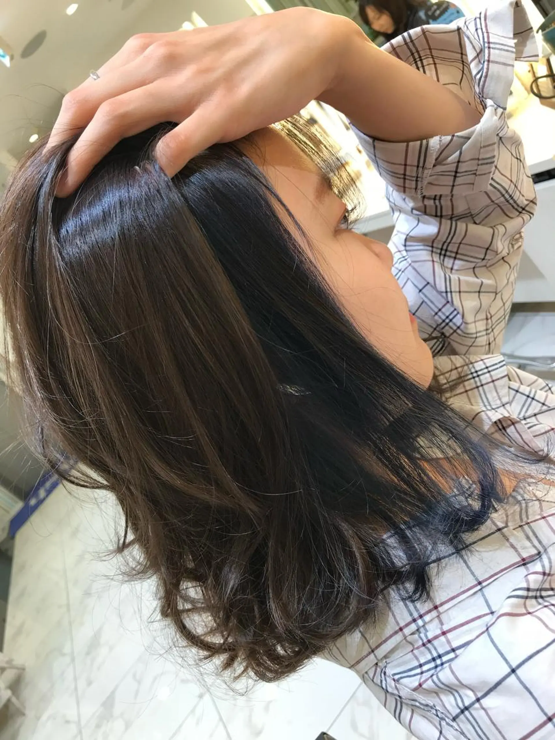 ミディアム カラー ネイビーカラー 清藤綾/脱白髪染め 白髪ぼかしハイライトのヘアスタイル