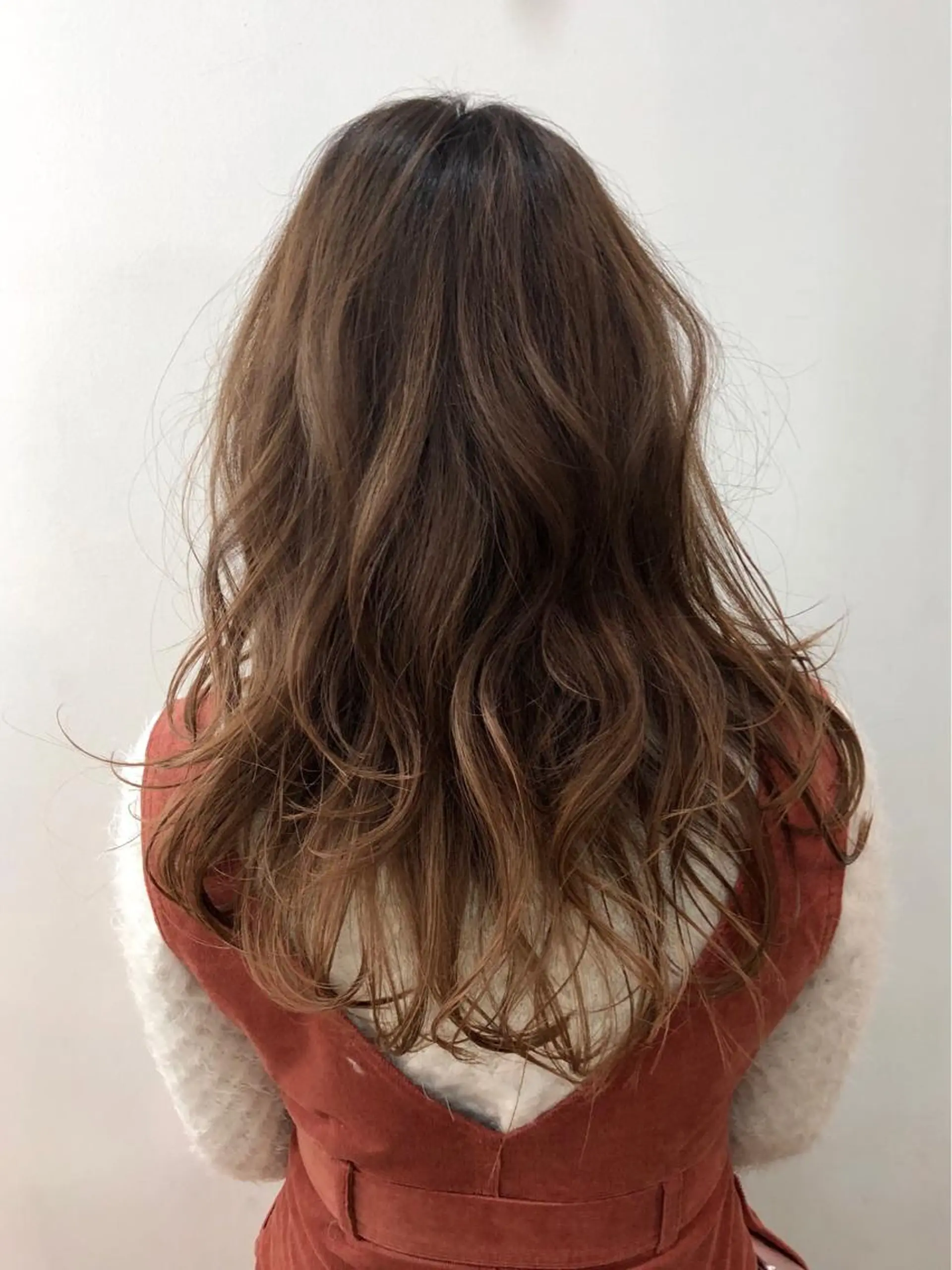 ロング カラー パーマ 岩出 俊のヘアスタイル